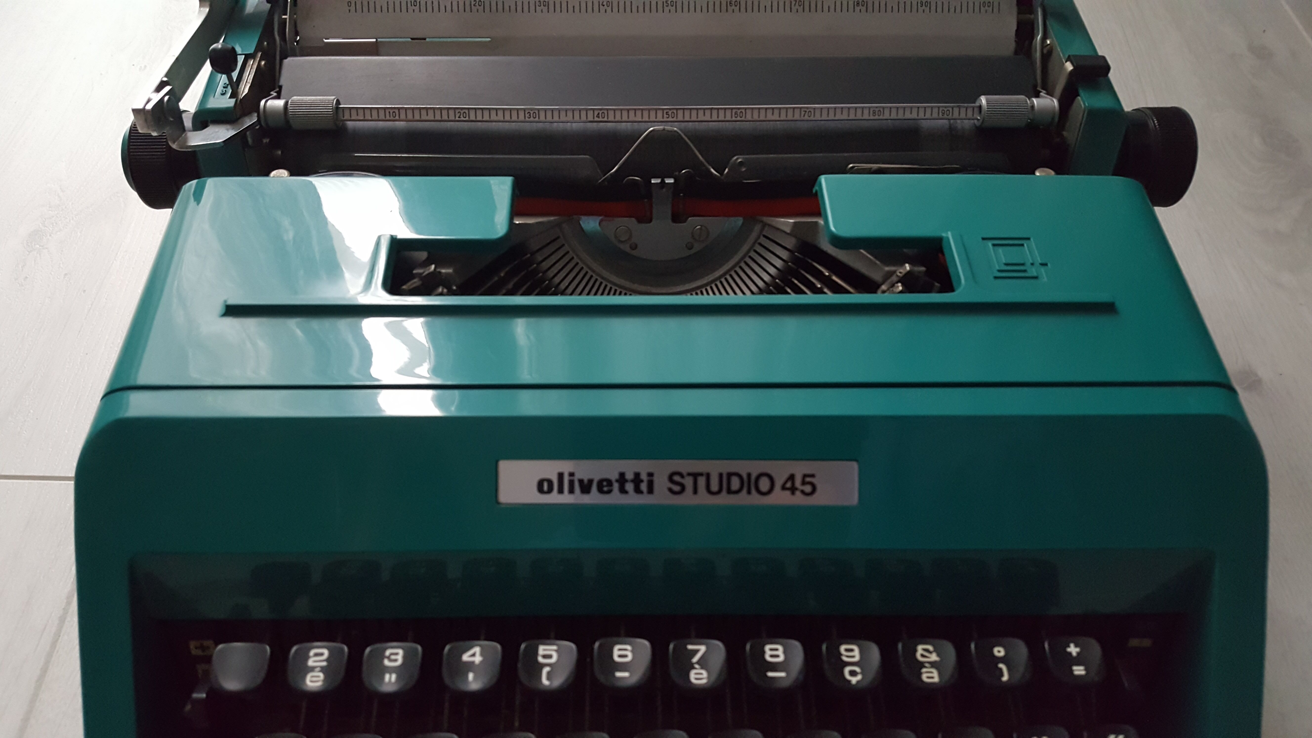 Studio 45 with his suitcase olivetti typewriter
