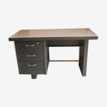 Strafor desk