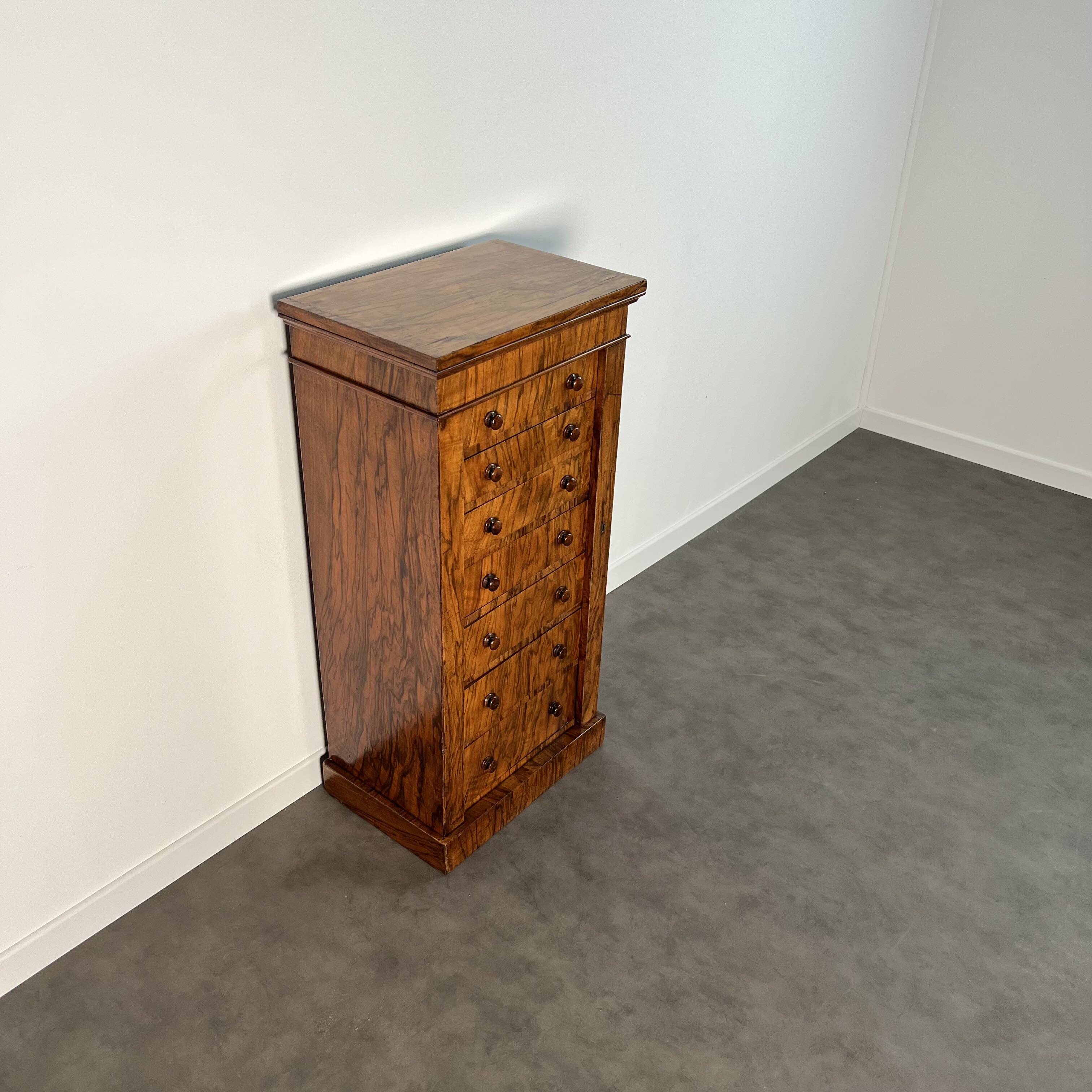 Commode Wellington anglaise en placage de noyer, époque Victorienne