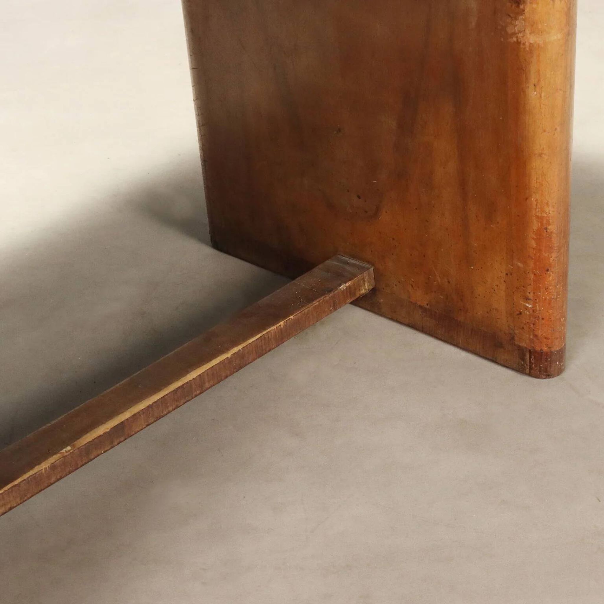 Table en bois plaqué loupe des années 1940