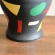 Vase en terre cuite peinte en noire aux motifs gommettes