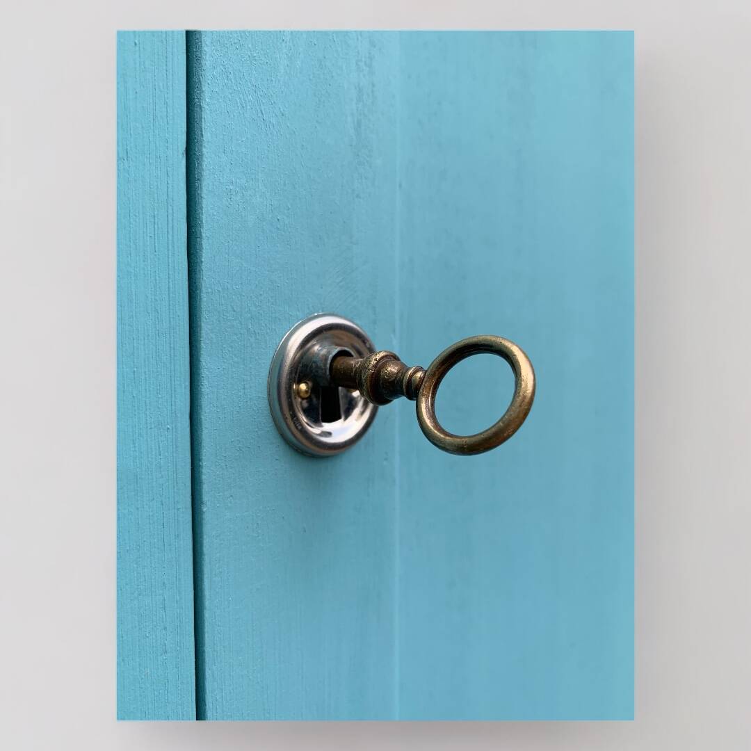 Armoire bonnetière parisienne turquoise 1940