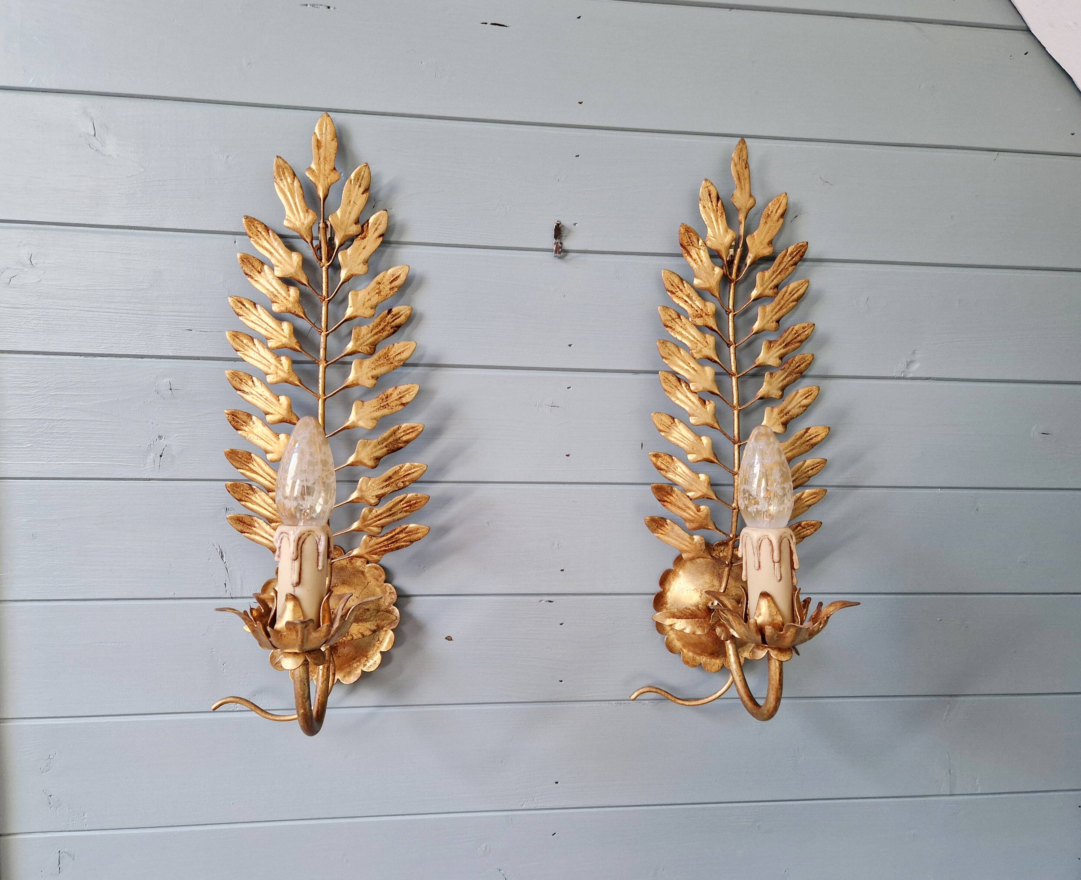 Pair of Italian wall sconces in gilded metal, Hollywood Regency style, 1970.