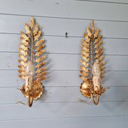 Pair of Italian wall sconces in gilded metal, Hollywood Regency style, 1970.
