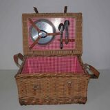 Old artisanal wicker picnic basket 50