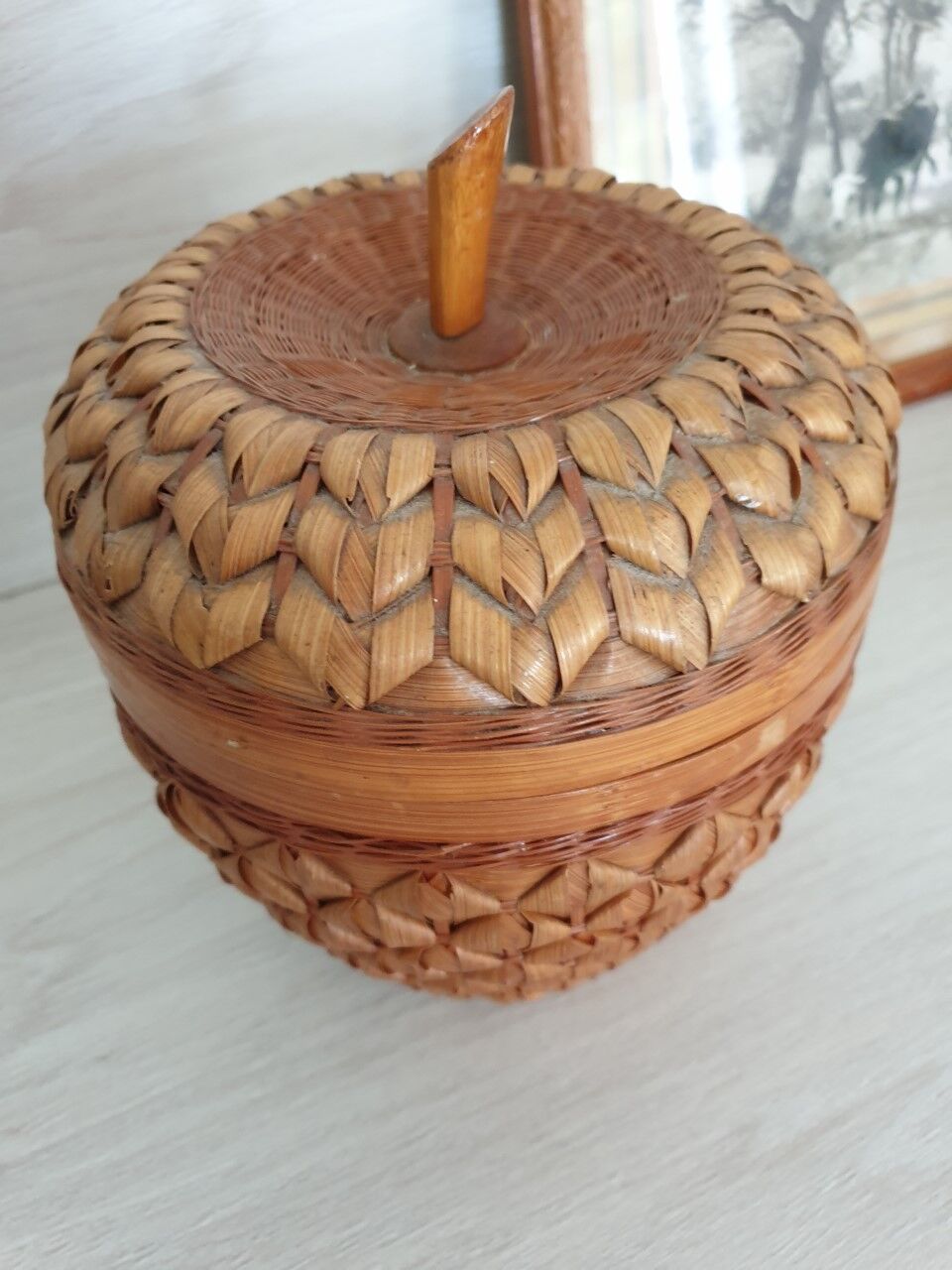Box "Apple" in wicker 70s