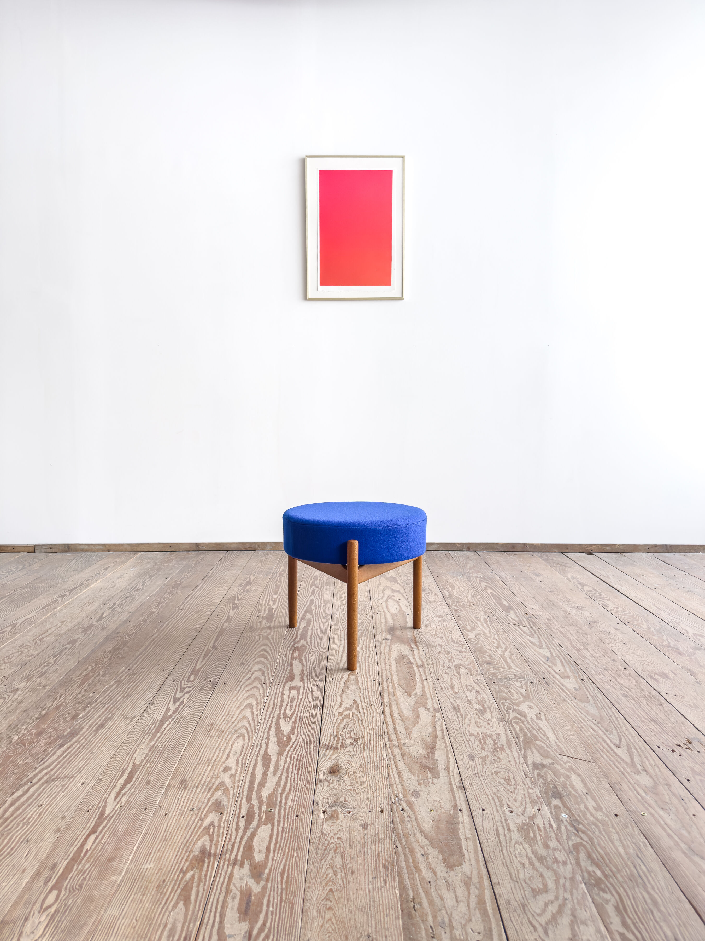 Tabouret Mid-Century en bois avec tissu Kvadrat bleu royal, design danois