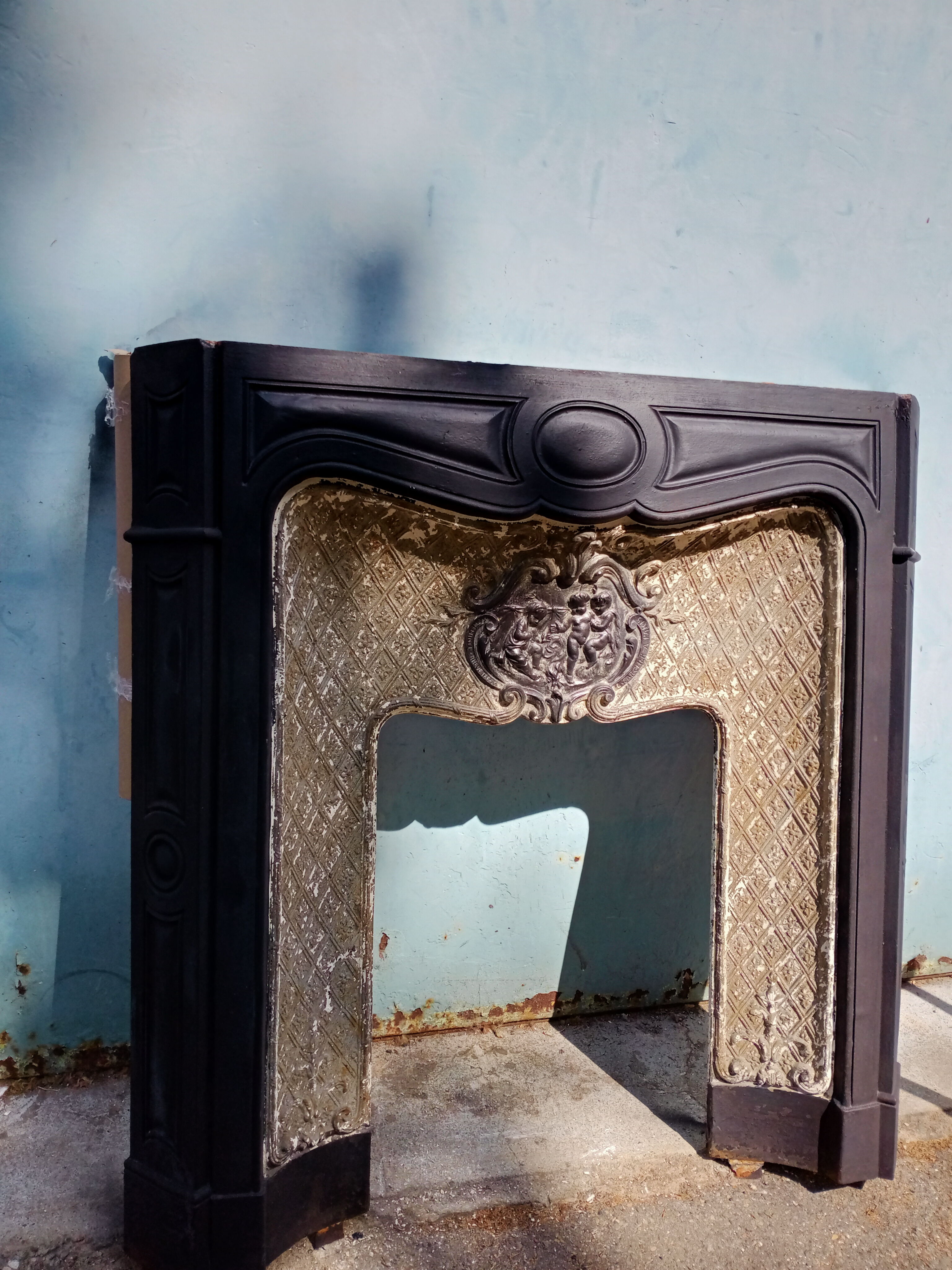 Cast-iron fireplace angelots decorations