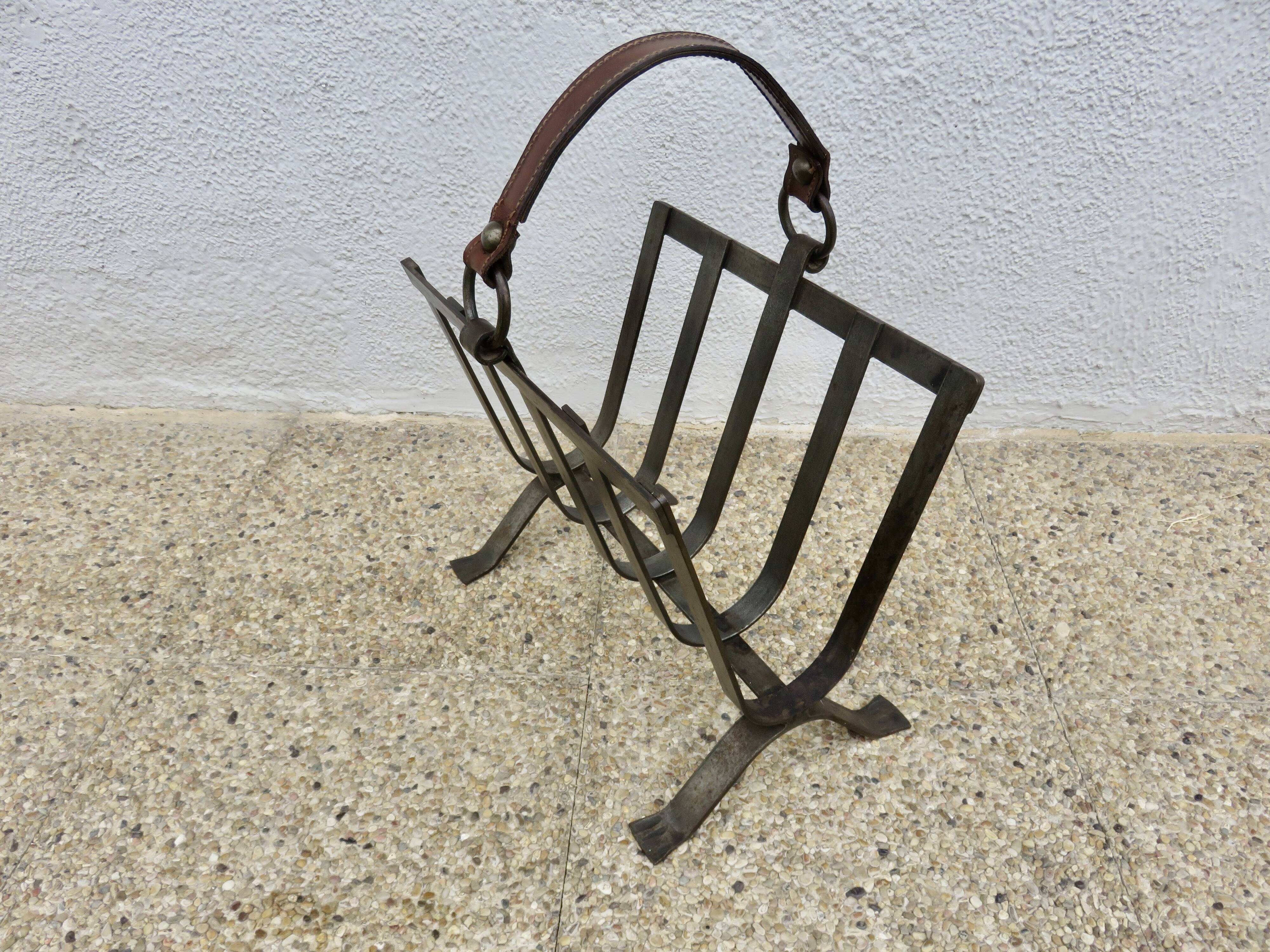 Porte revue en acier brut et cuir, dans le style de Jacques Adnet