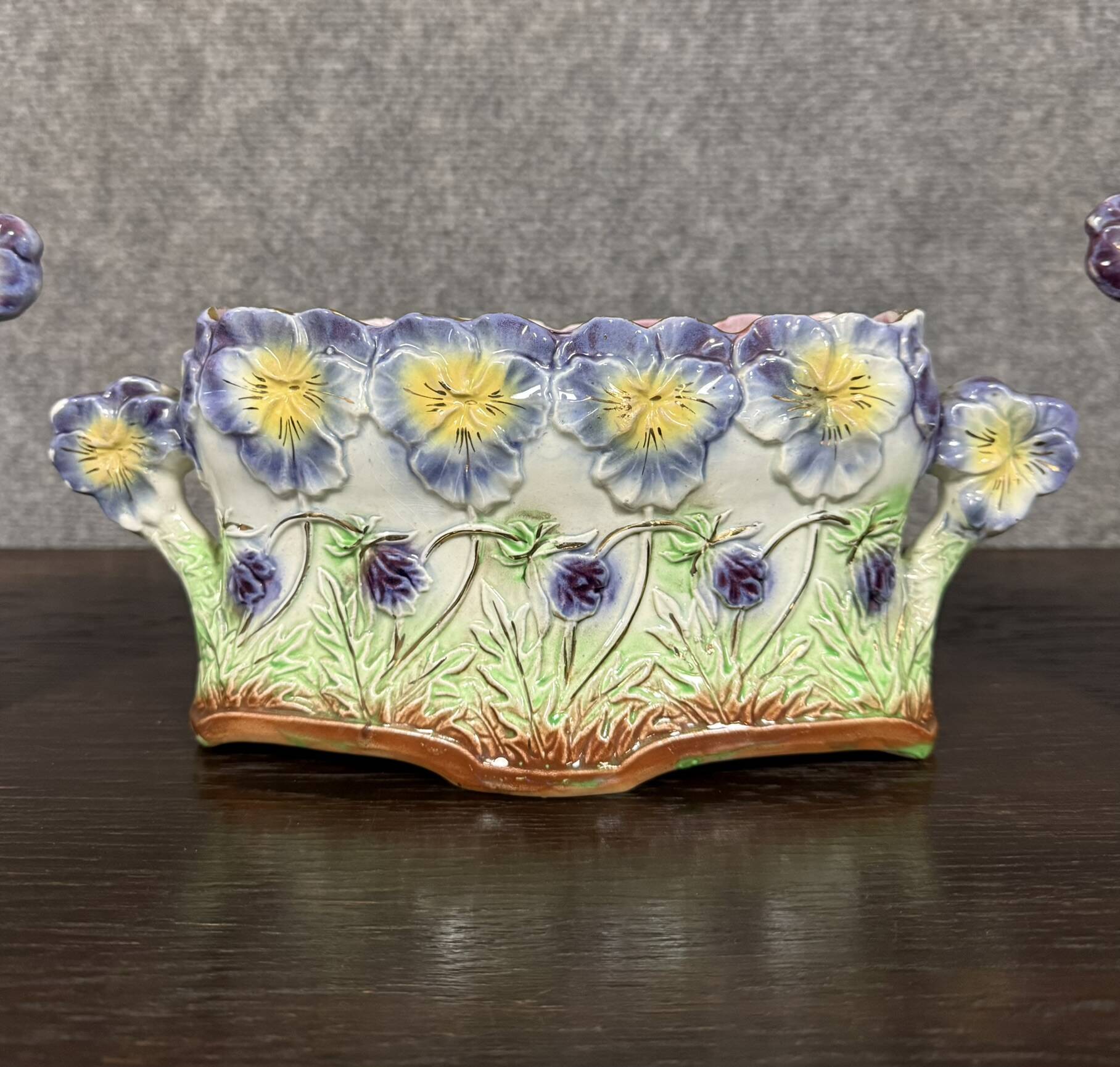 Onnaing: 3-piece Art Nouveau period barbotine set including a planter and two vases
