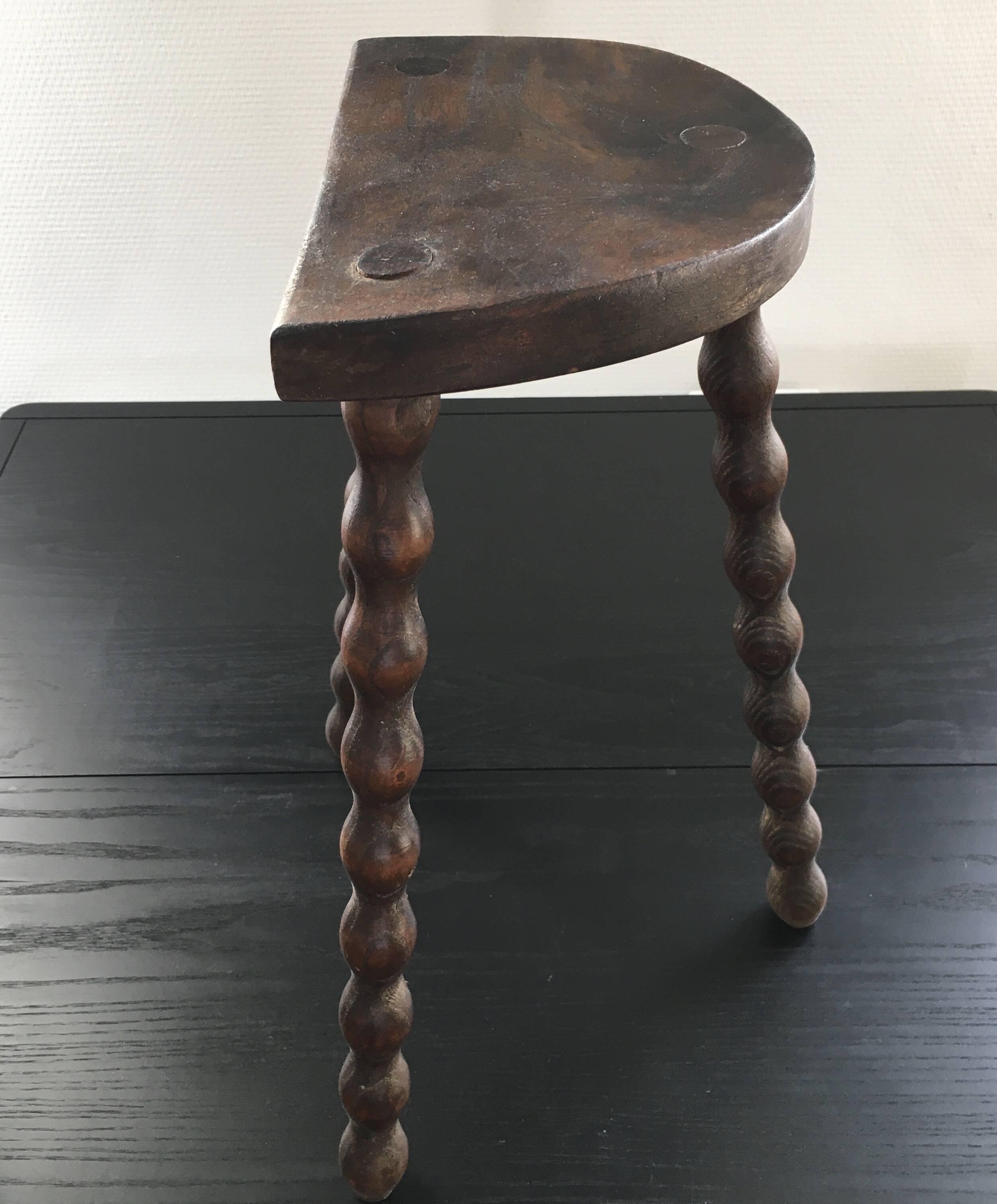 Half-moon tripod stool