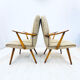 Une paire de chaises vintage avec des rayures