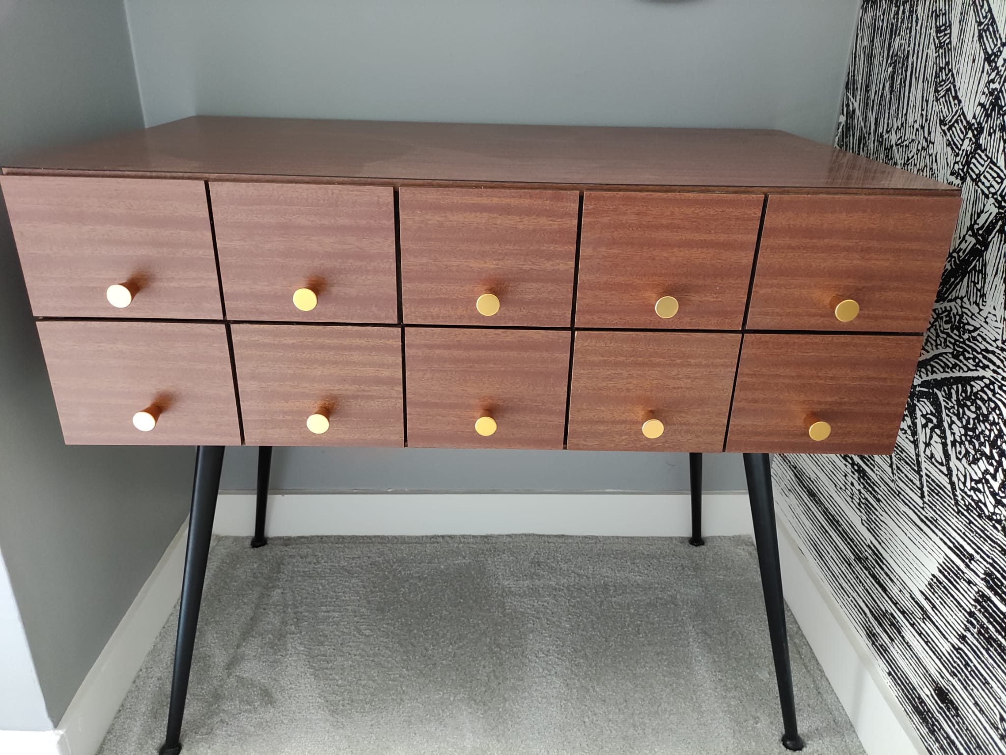Console cabinet with drawers