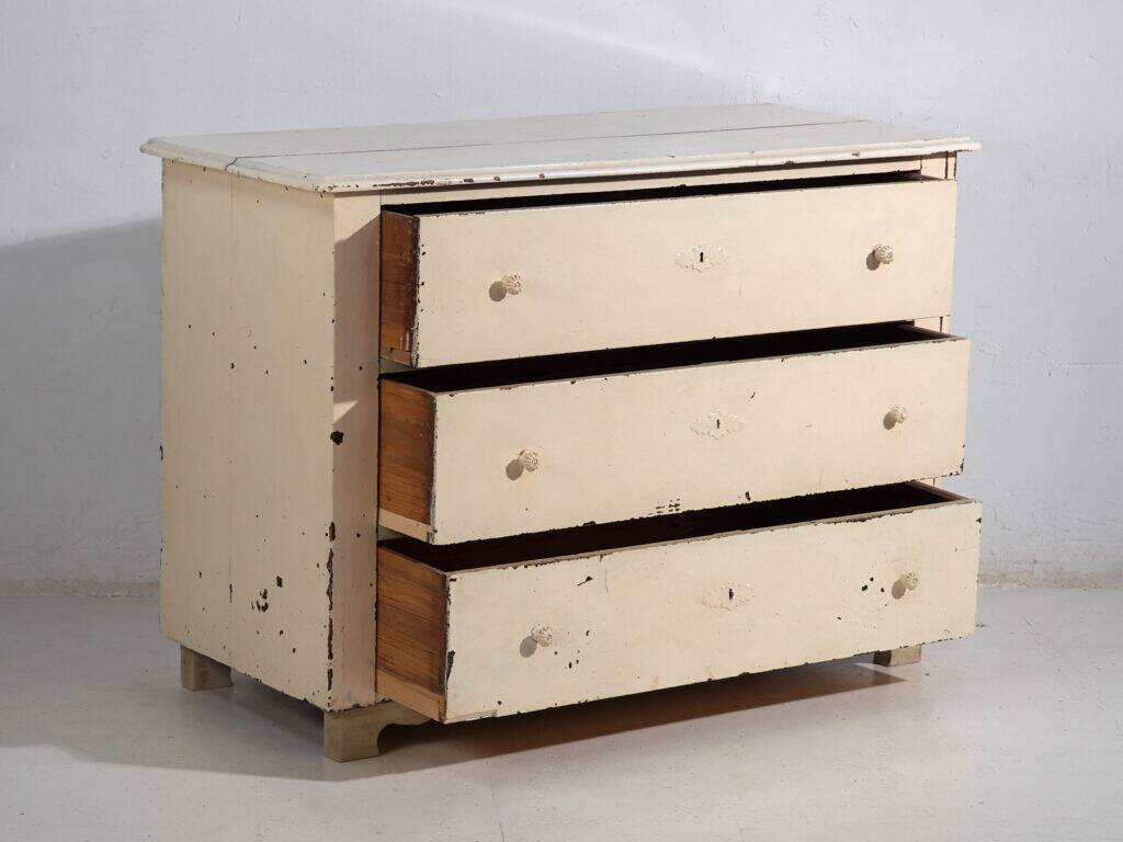 Commode ancienne en pin peint – Meuble rustique européen patiné – circa 1900