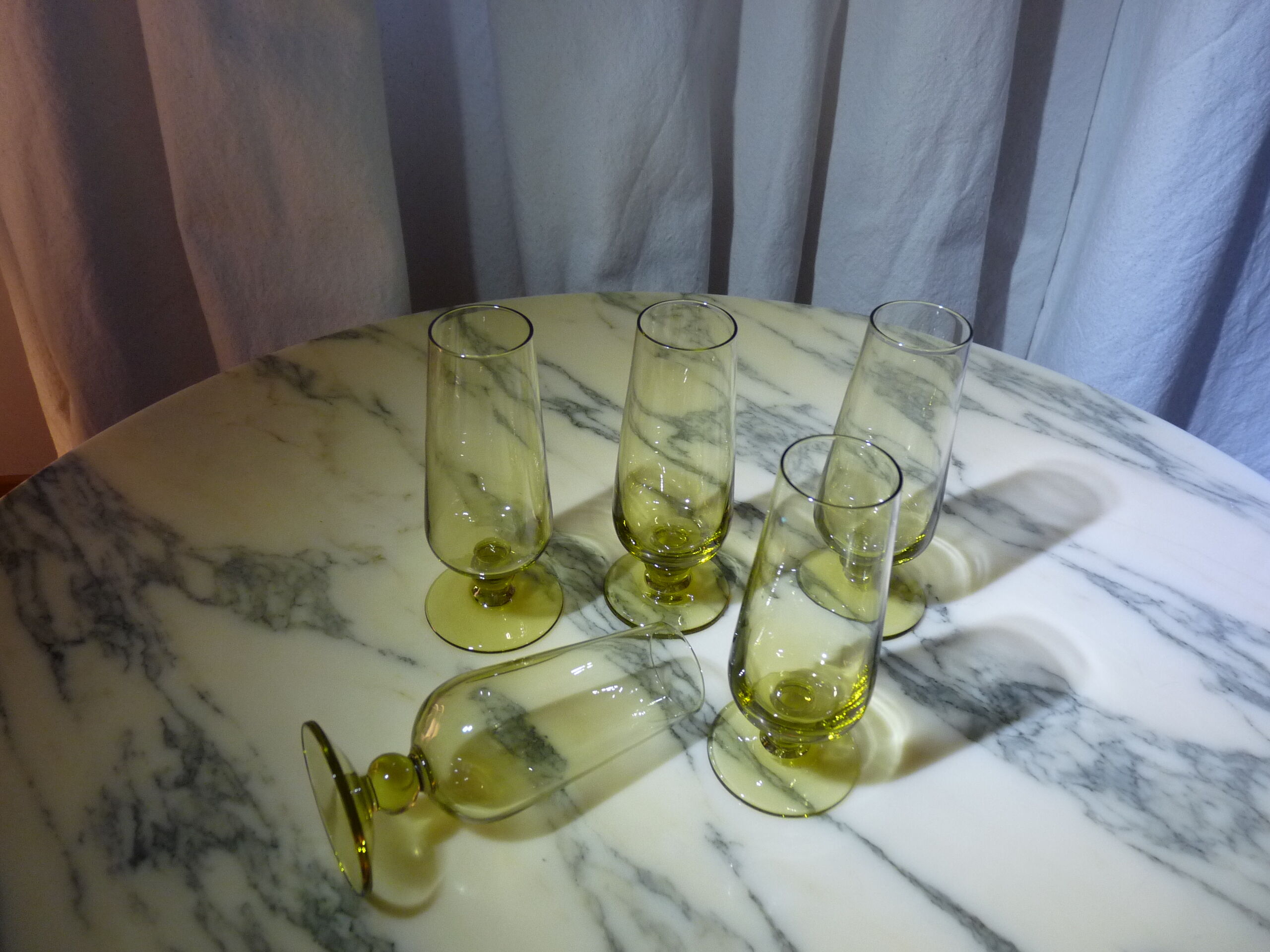 Set of 5 small flutes a vintage green glass liqueurs 70