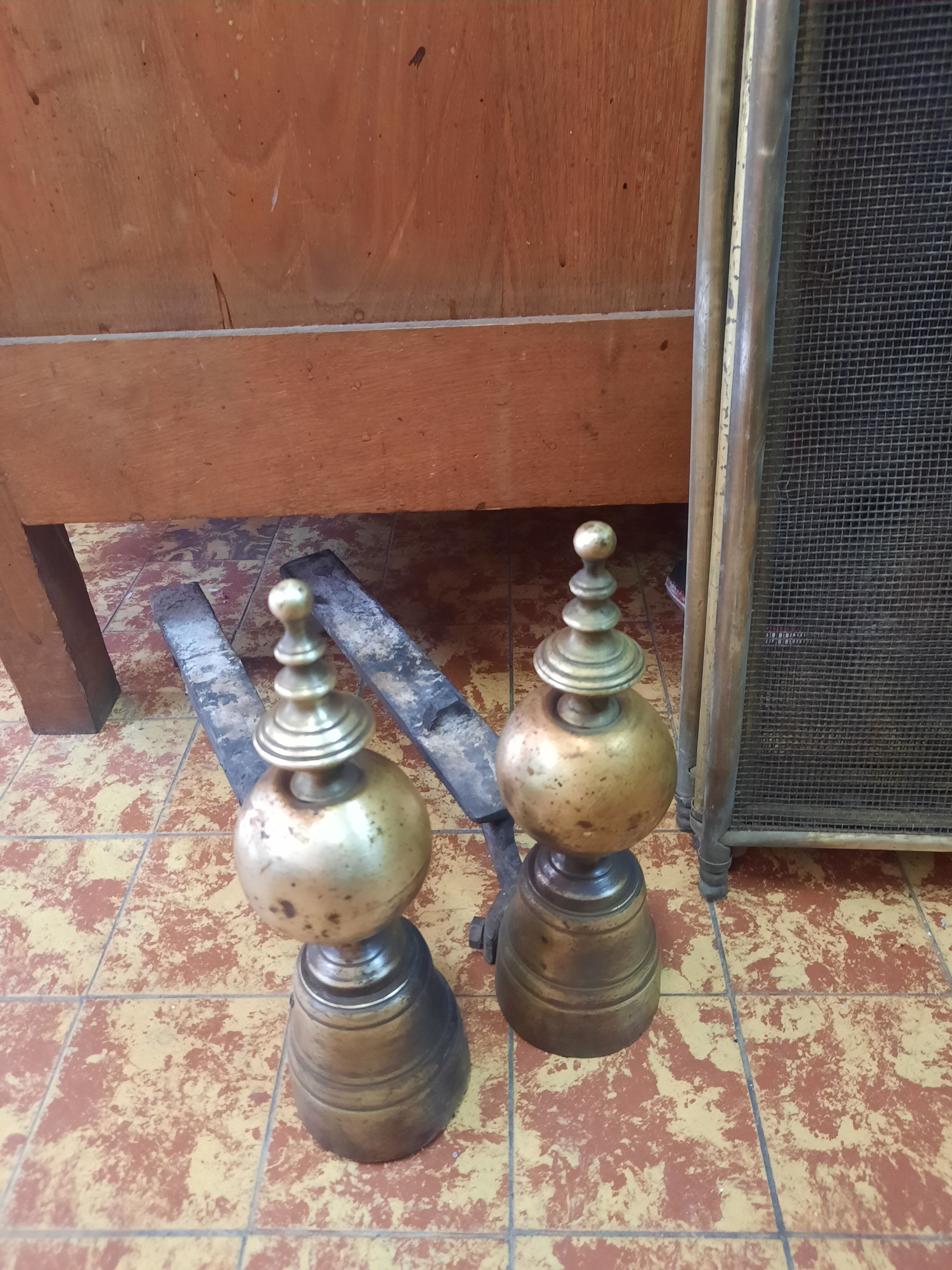 Fireplace set chenets firewall