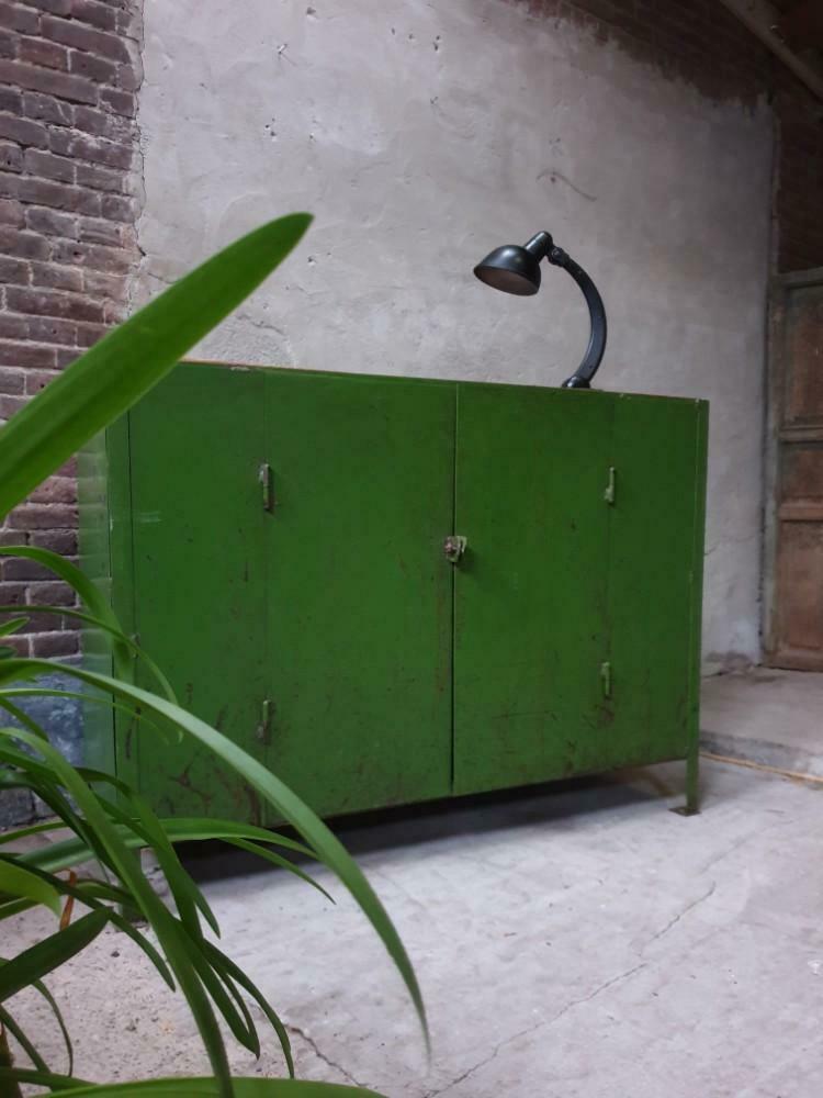 Comptoir industriel en acier vert