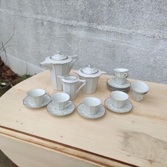 Coffee maker and cups