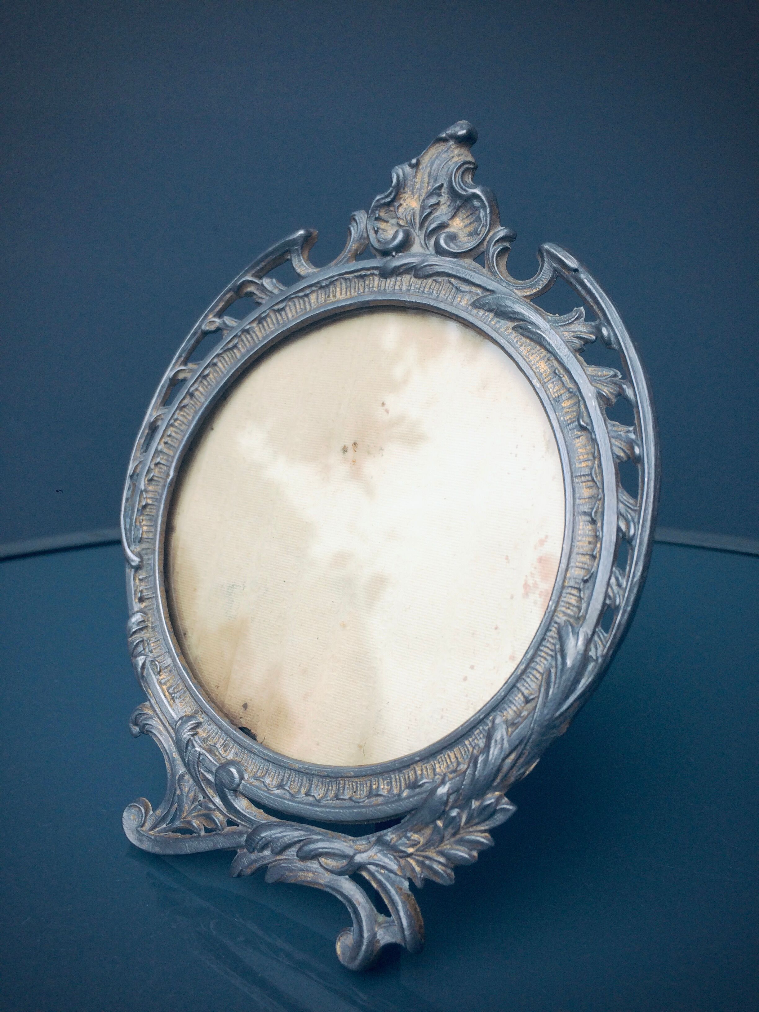 Former small oval frame on foot