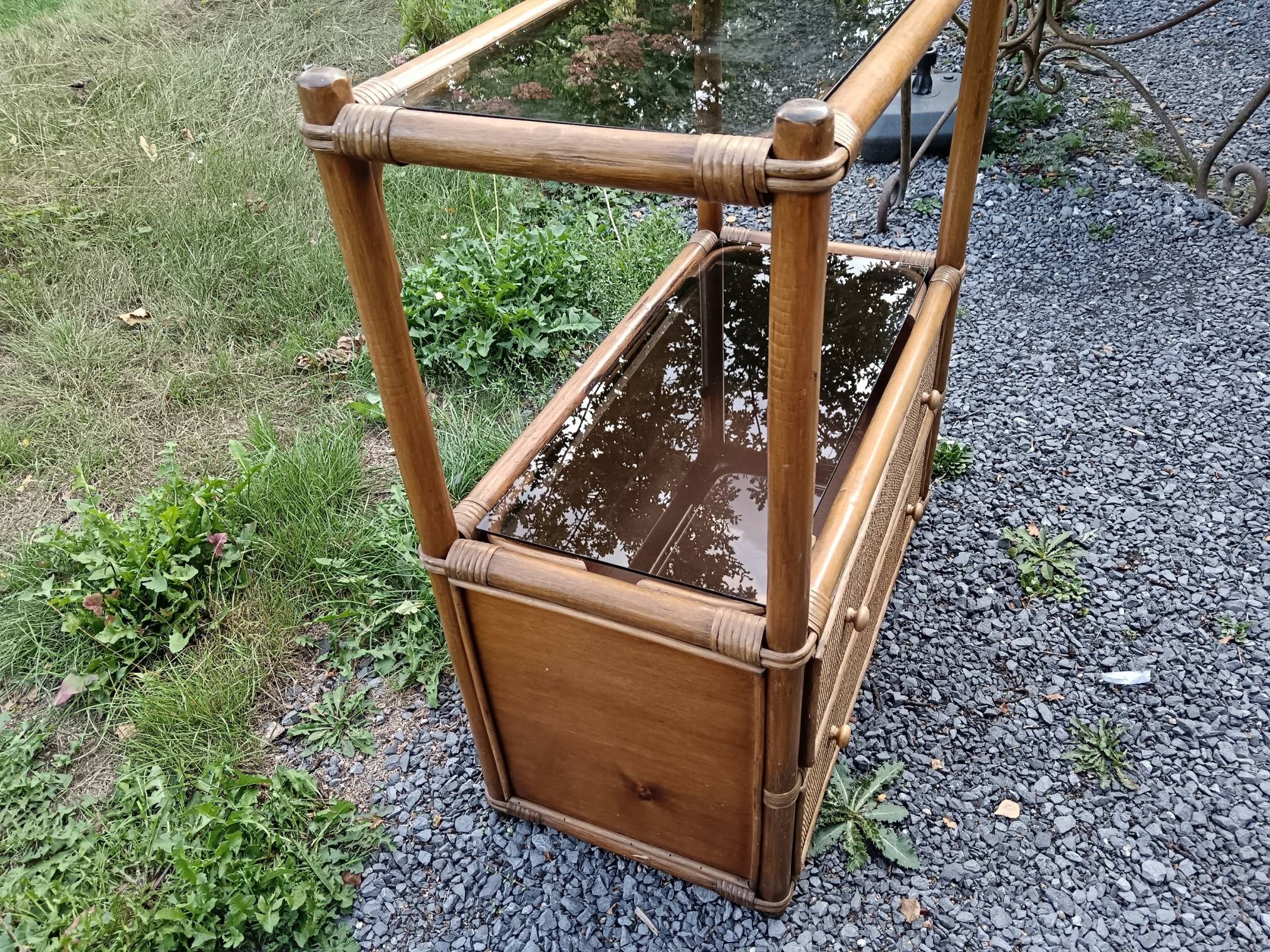 Meuble 2 tiroirs en rotin et bambou étagères vitrées