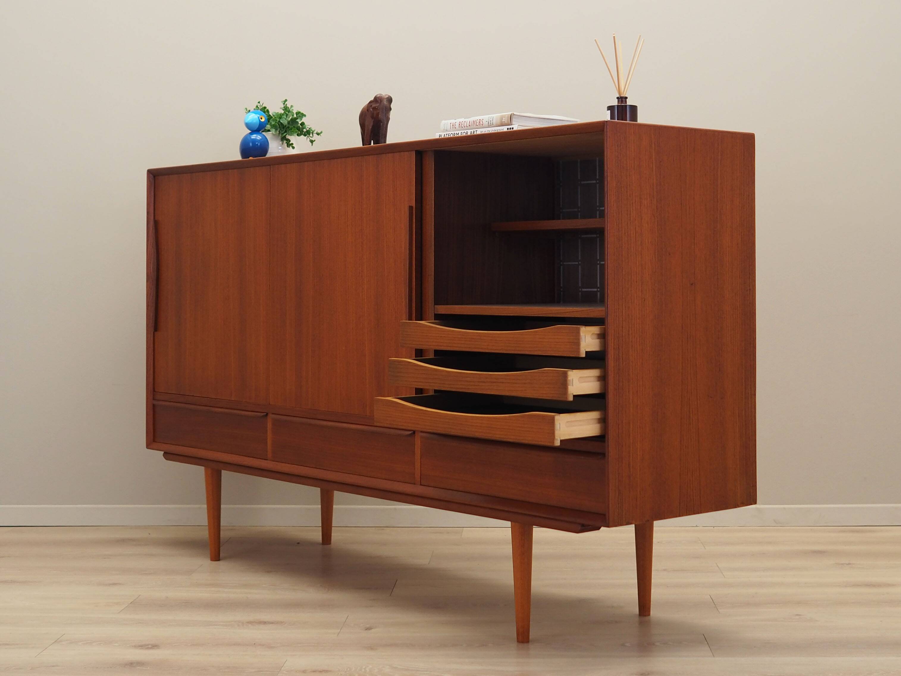 Buffet haut en teck, design danois, années 1960, production : Danemark