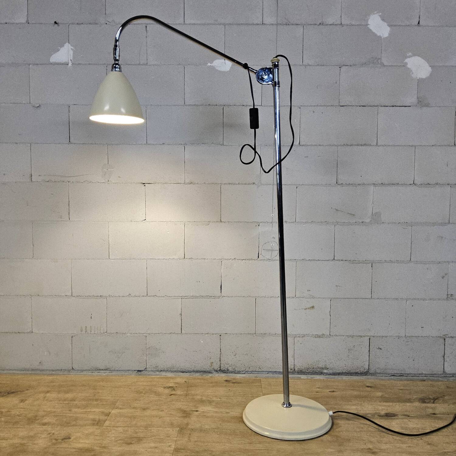 Vintage chrome / white Bauhaus floor lamp Gubi Bestlite BL3