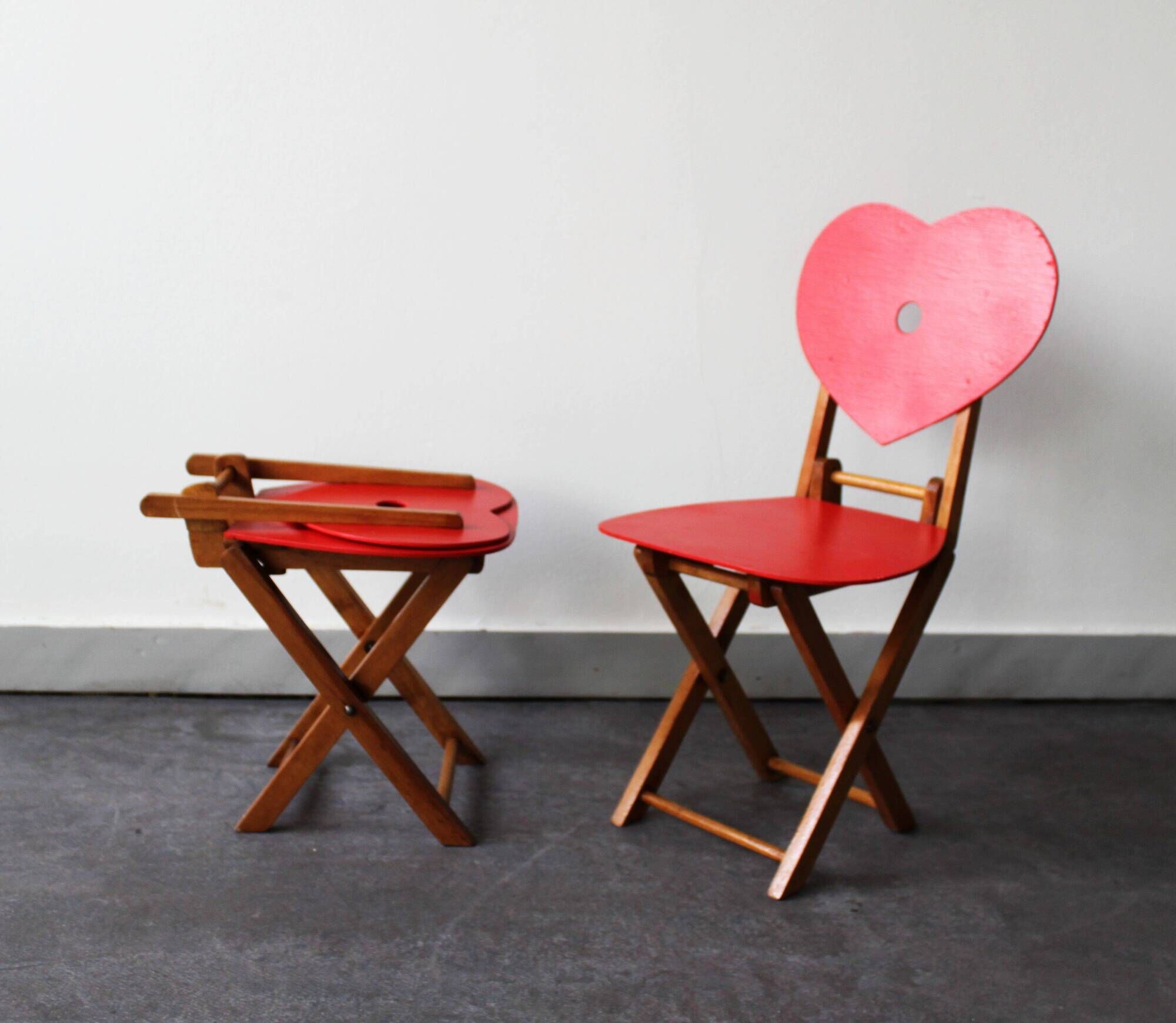 Paire de chaises pliantes vintage en bois pour enfants.