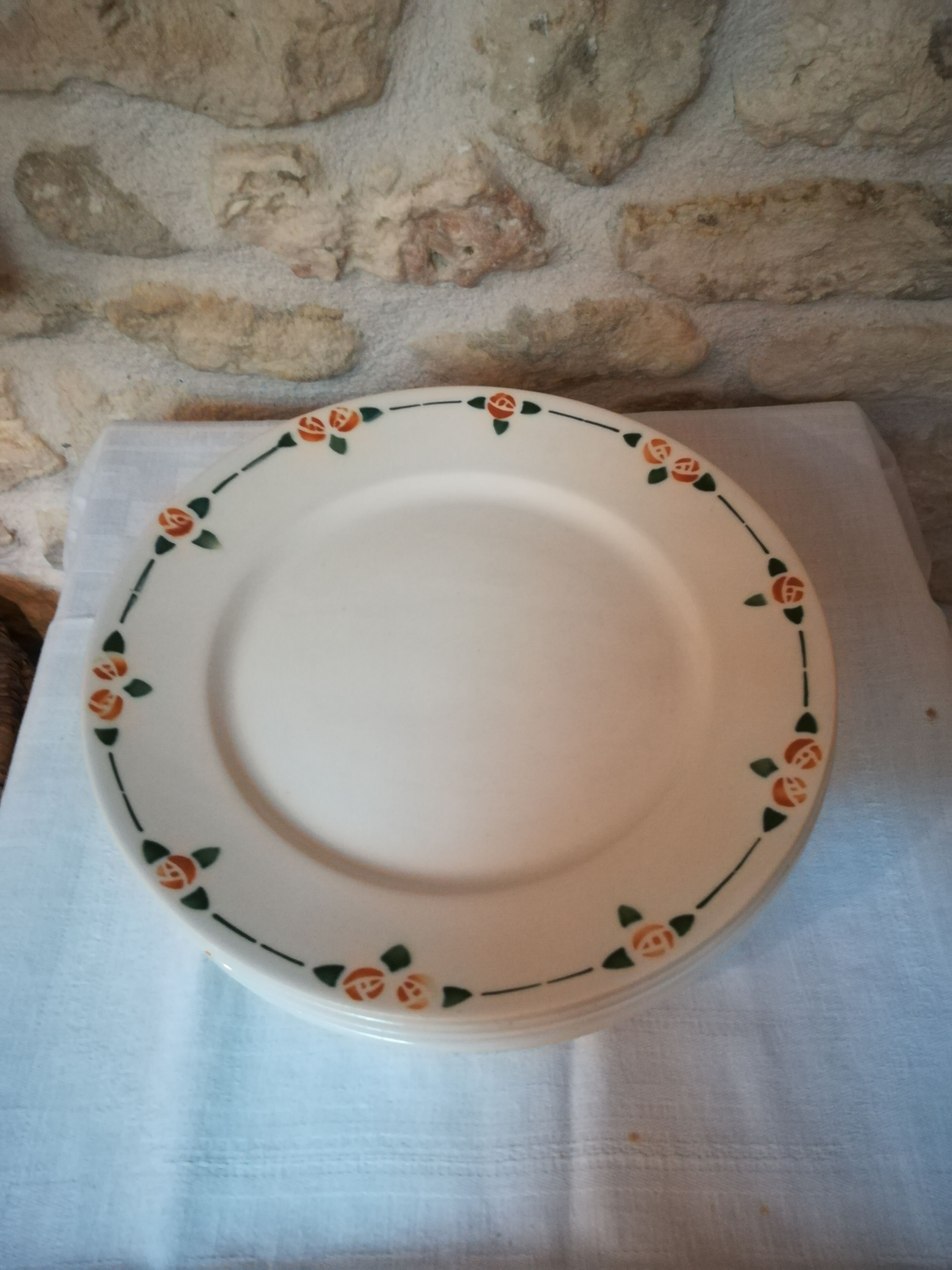 Six flat plates in faince Badonviller stylized flowers ochre and green
