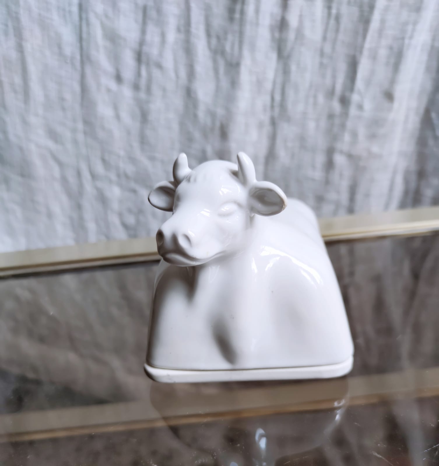 Cow-shaped butter dish