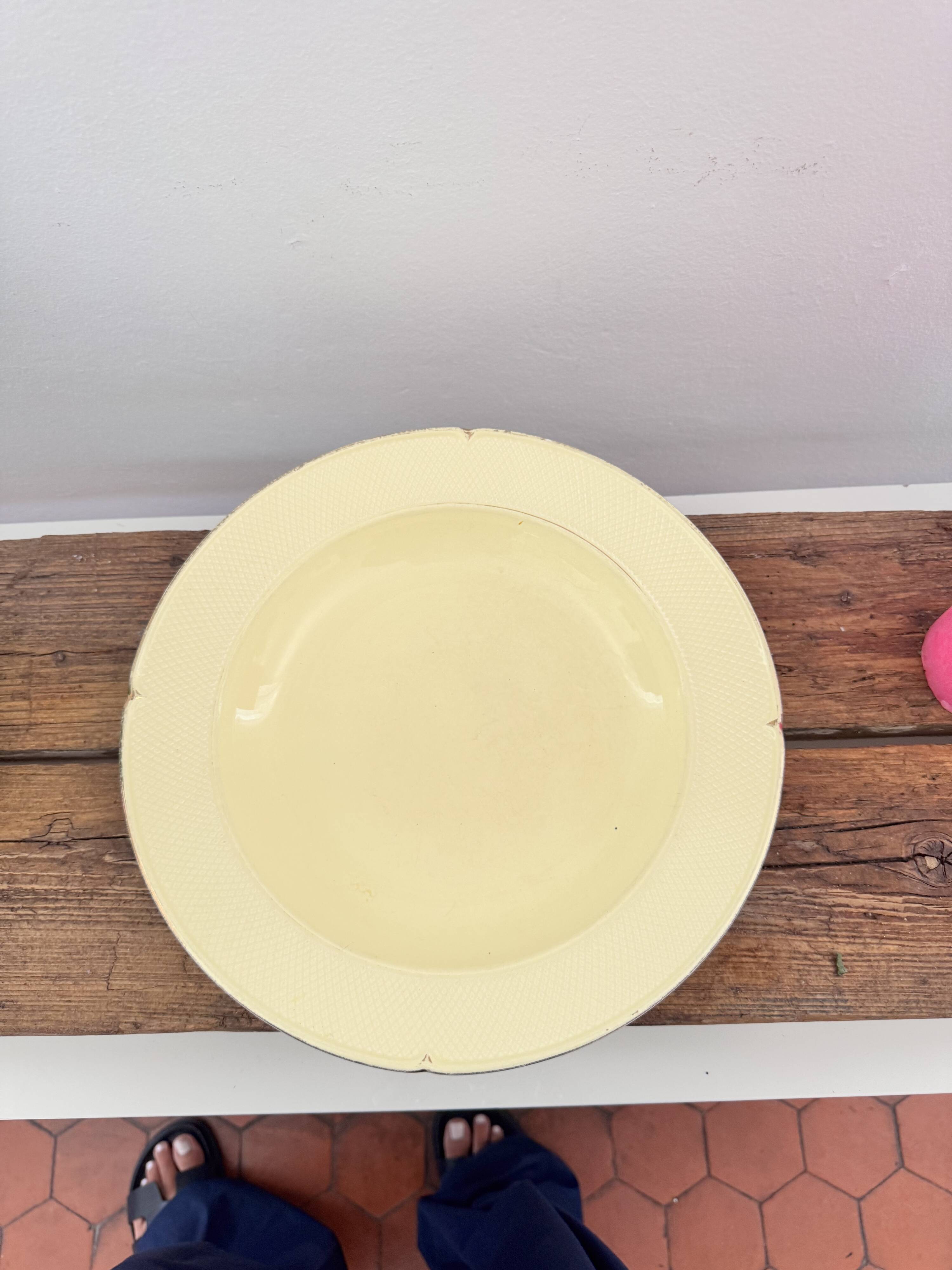 Pastel yellow hollow dish Salins