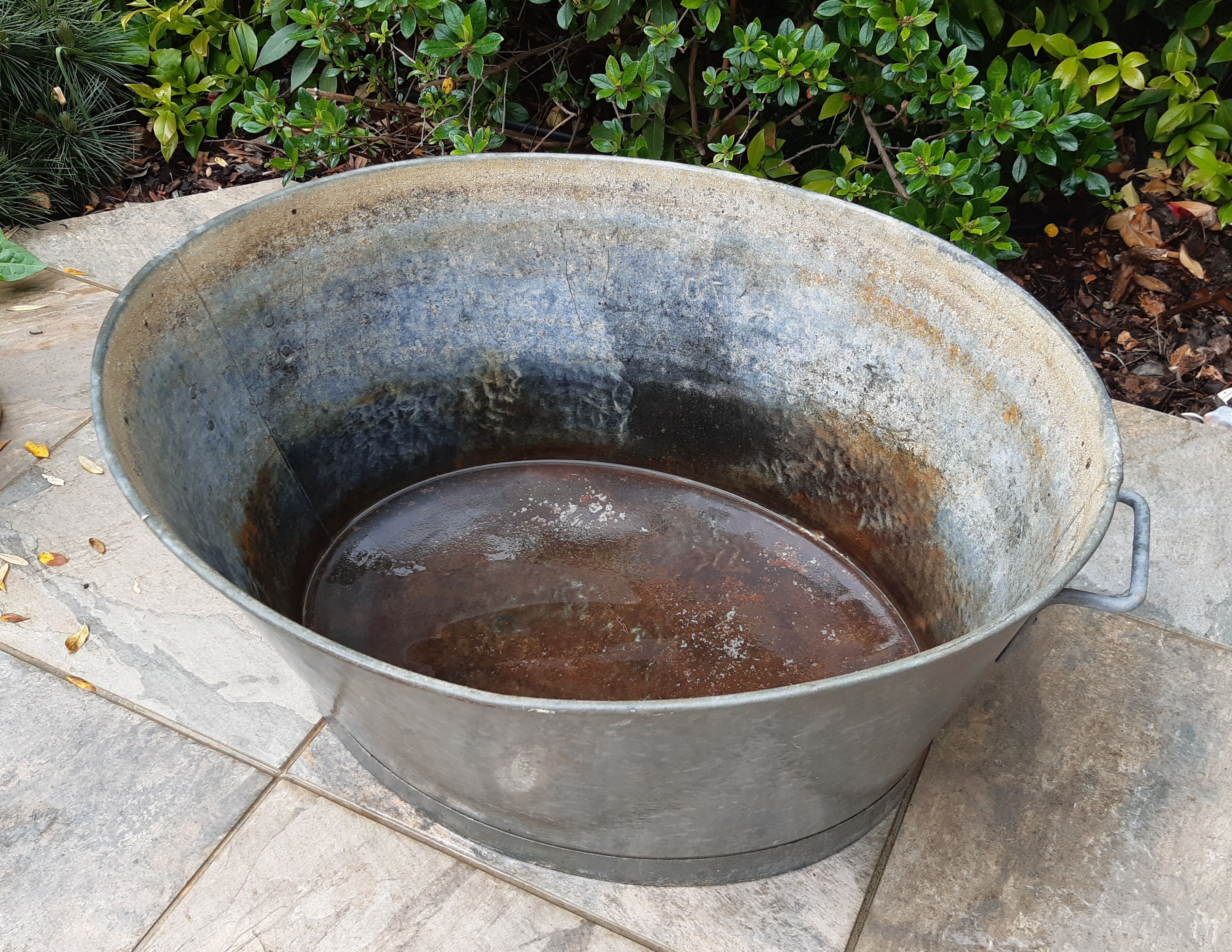 Beautiful and large old basin, 70-litre zinc vat.