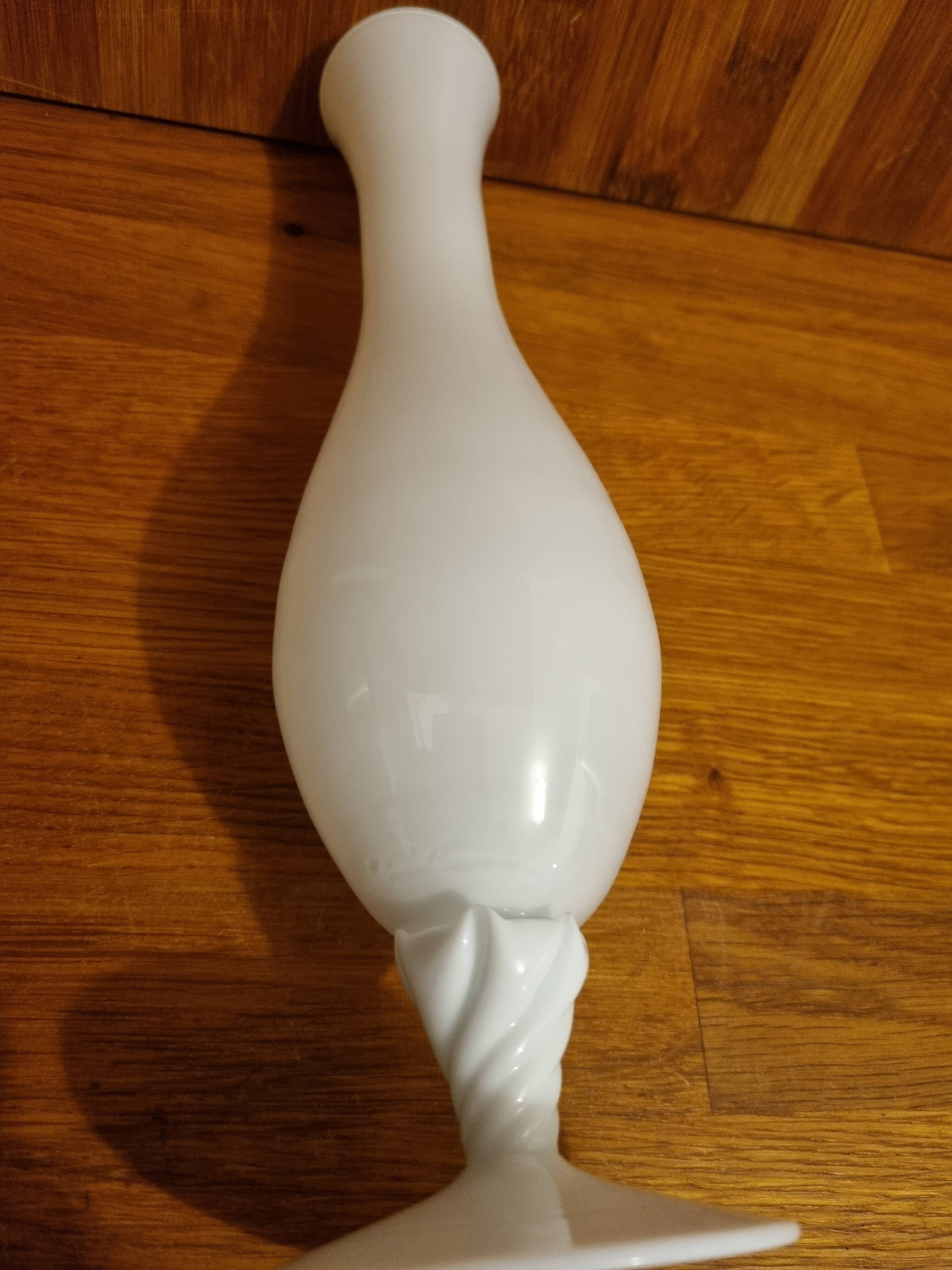 Vase soliflore en opaline blanche