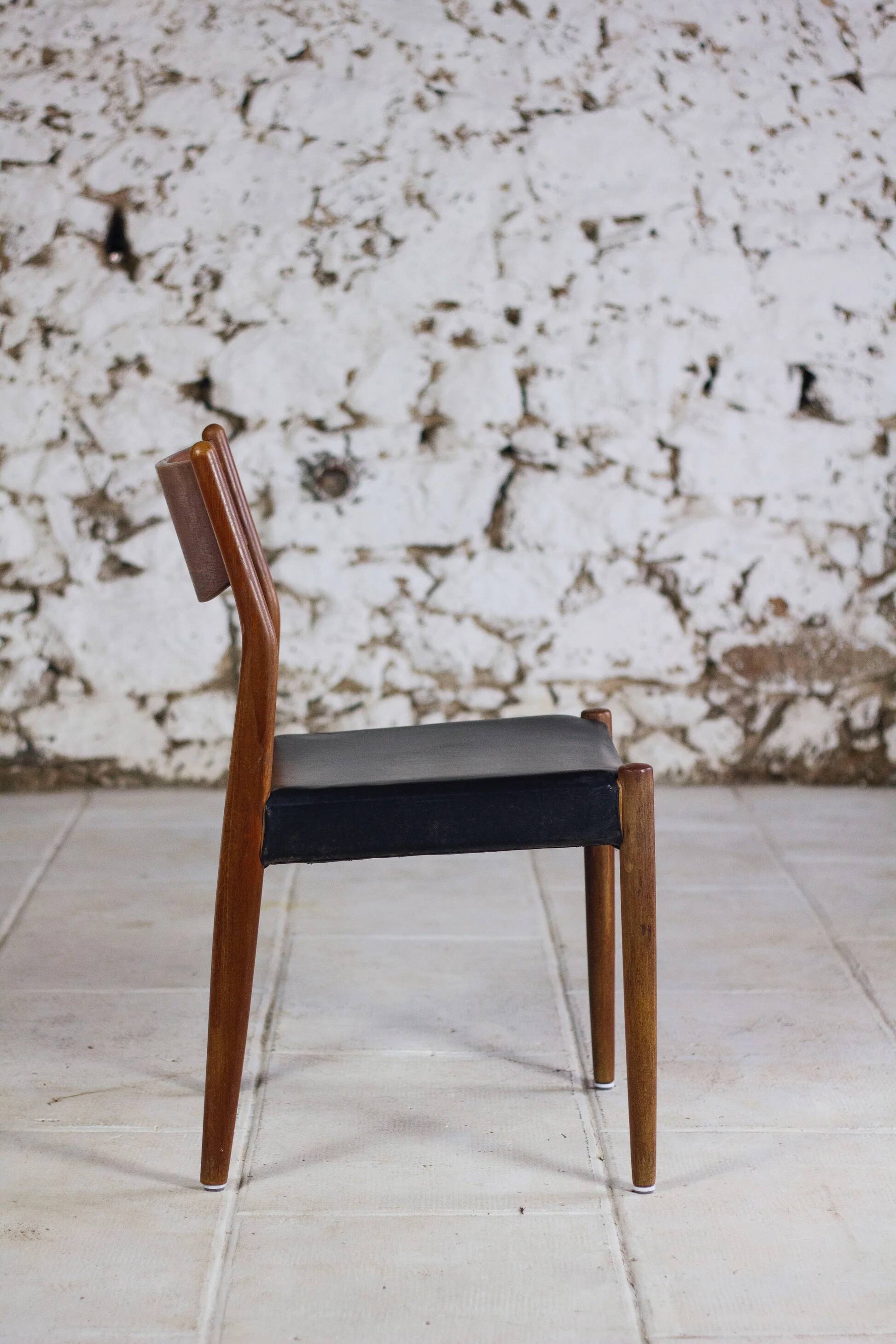 4 Scandinavian Fristho Franeker chairs in teak and faux leather, 1960.