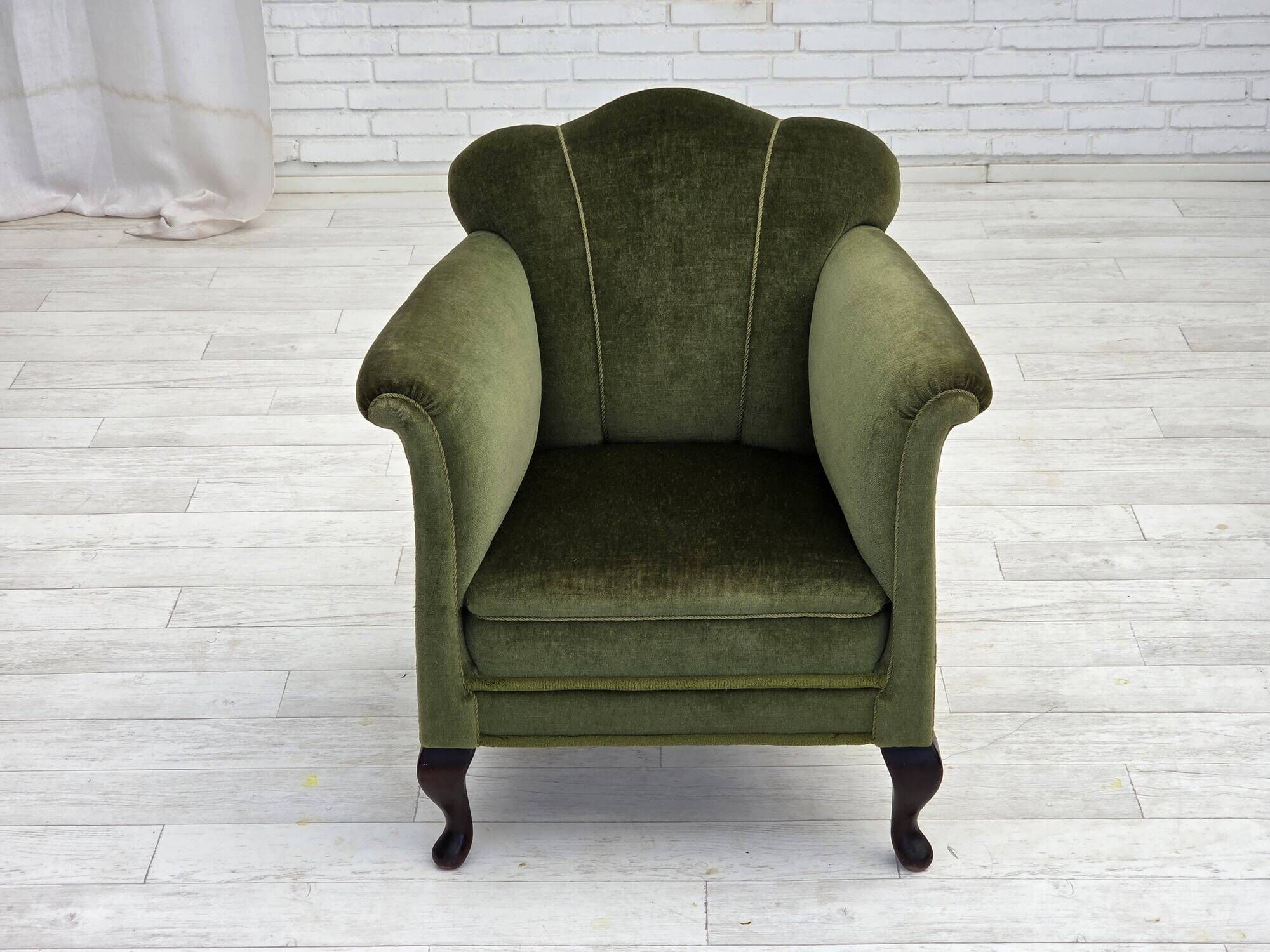 Fauteuil danois des années 1950, velours vert, pieds en frêne.