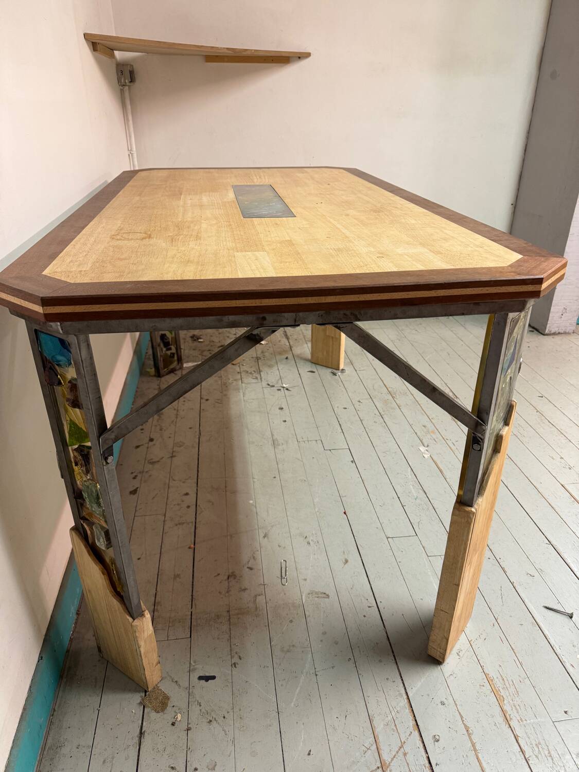 Bureau, table en bois, fer forgé et vitraux