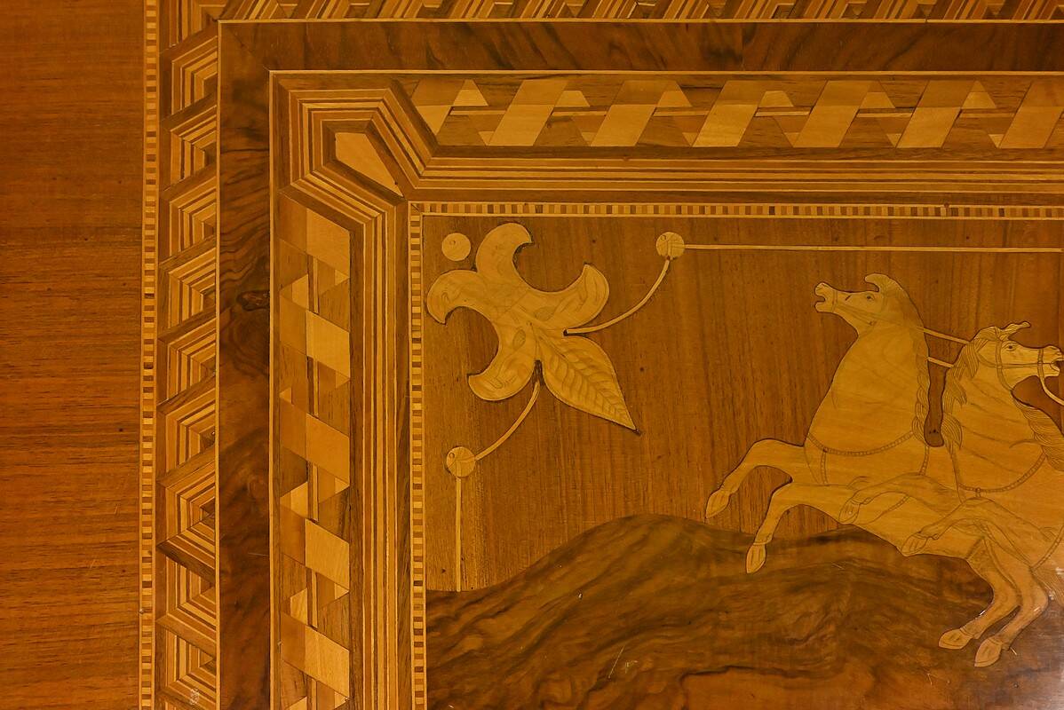 Table de salon en merisier et noyer, style Restauration – fin XIXe