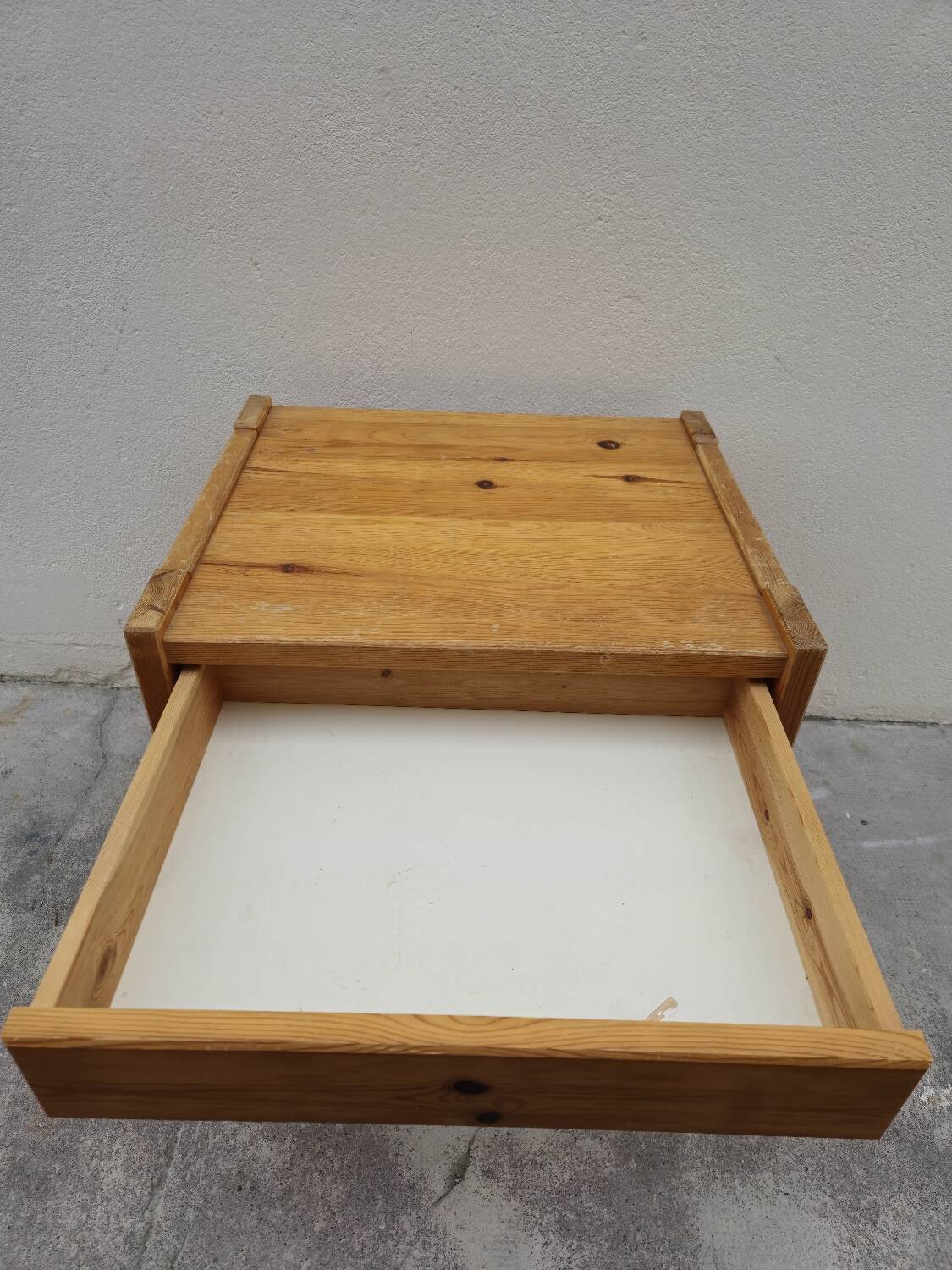 Regain bedside table in vintage pine