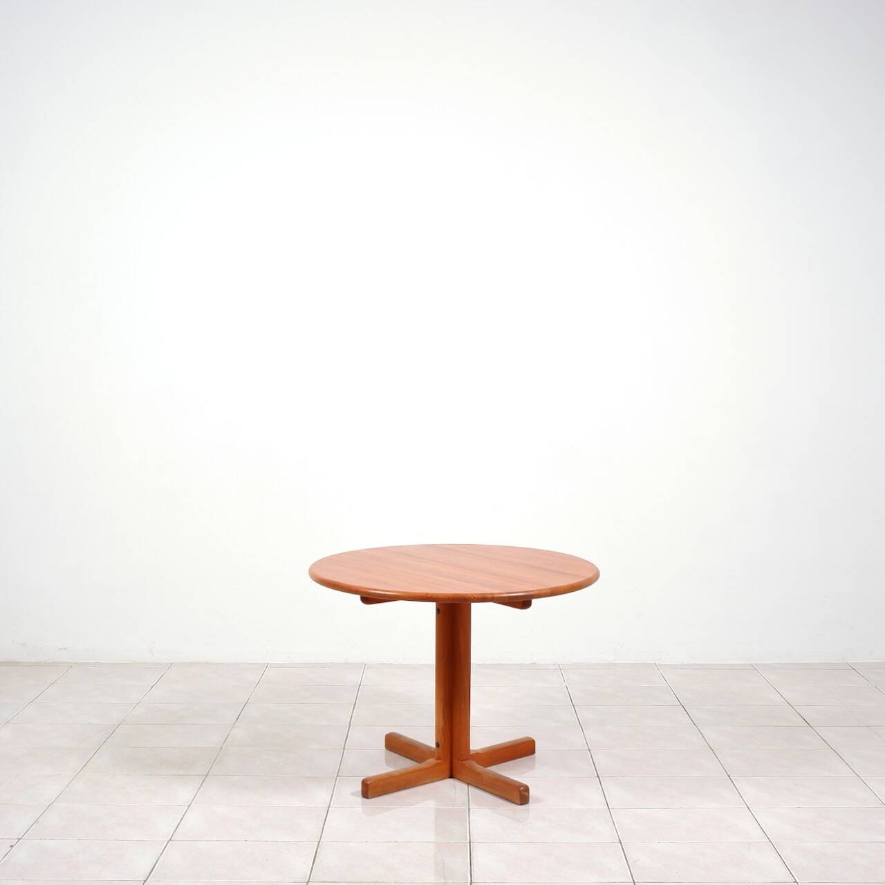 Round dining table by Tarm OG Stole Mobelfabrik in solid teak