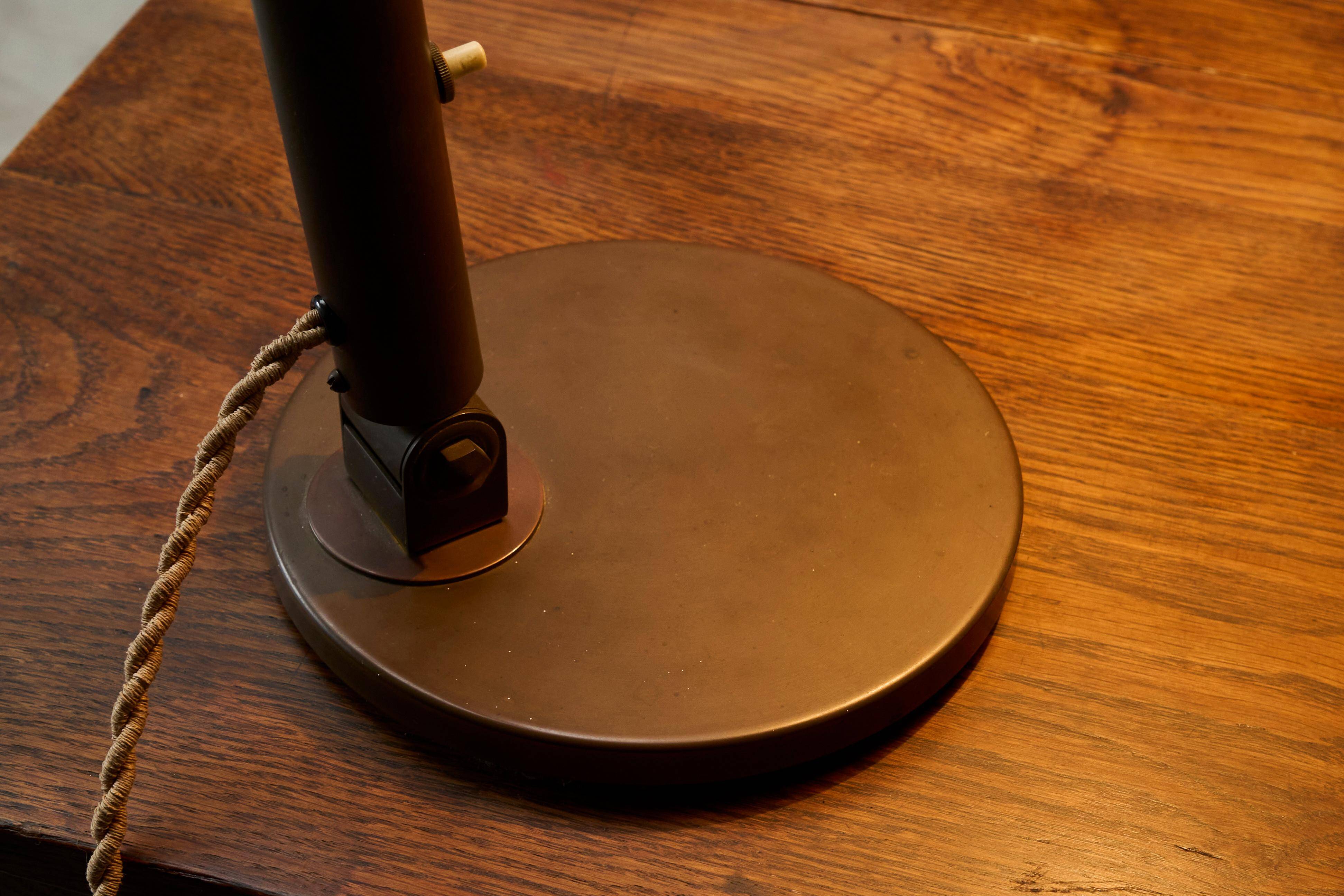 Modernist desk lamp in patinated brass from the 1930s.