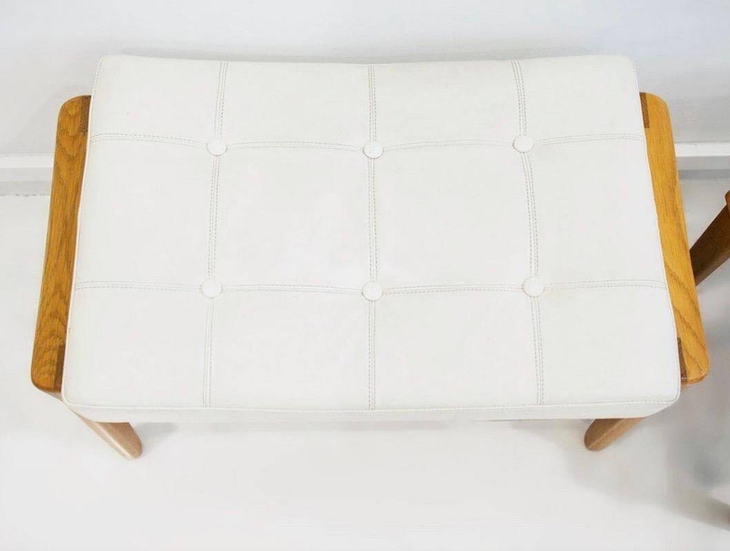 Paire d'ottomans tapissés en teck et cuir blanc