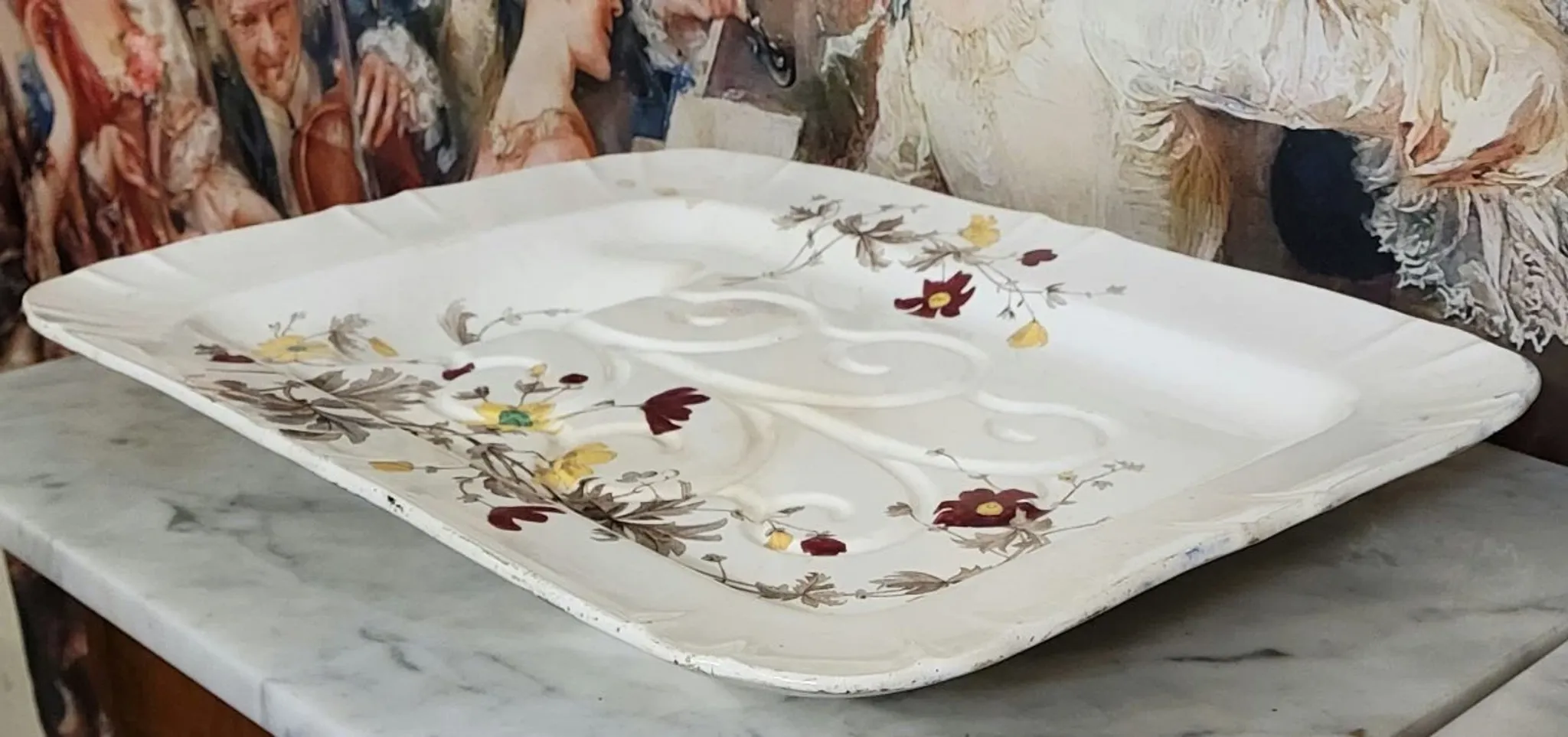 Very large rectangular dish with scalloped edges, made of fine glazed earthenware.
