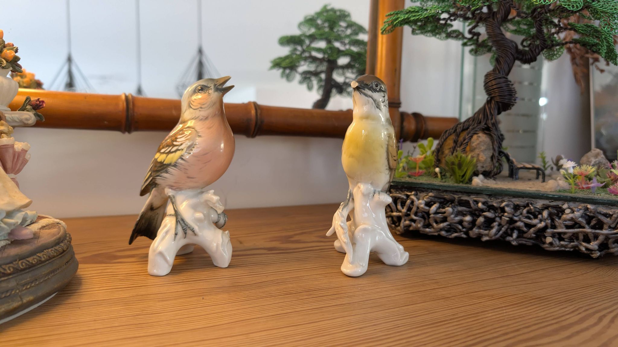 Paire d’oiseaux Karl Ens en porcelaine polychrome de Saxe
