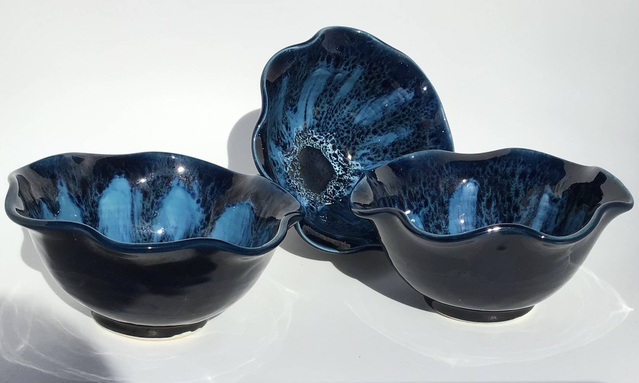 3 Vallauris Cups deep blue wavy edge