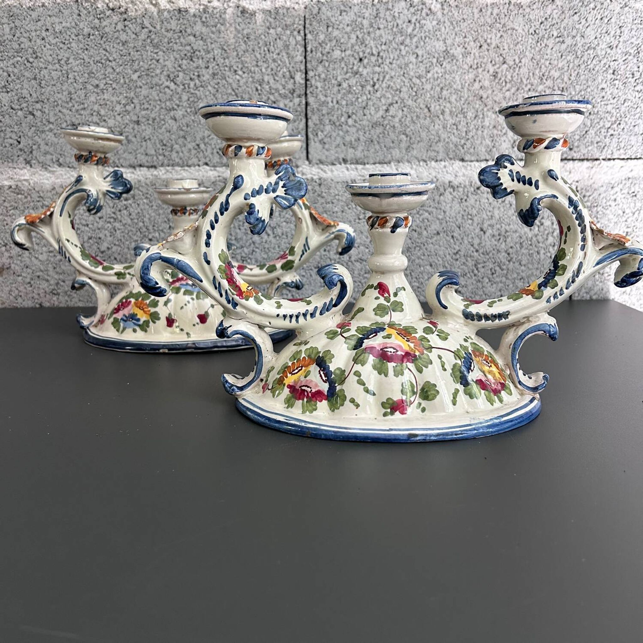 Paire de bougeoirs italiens signés