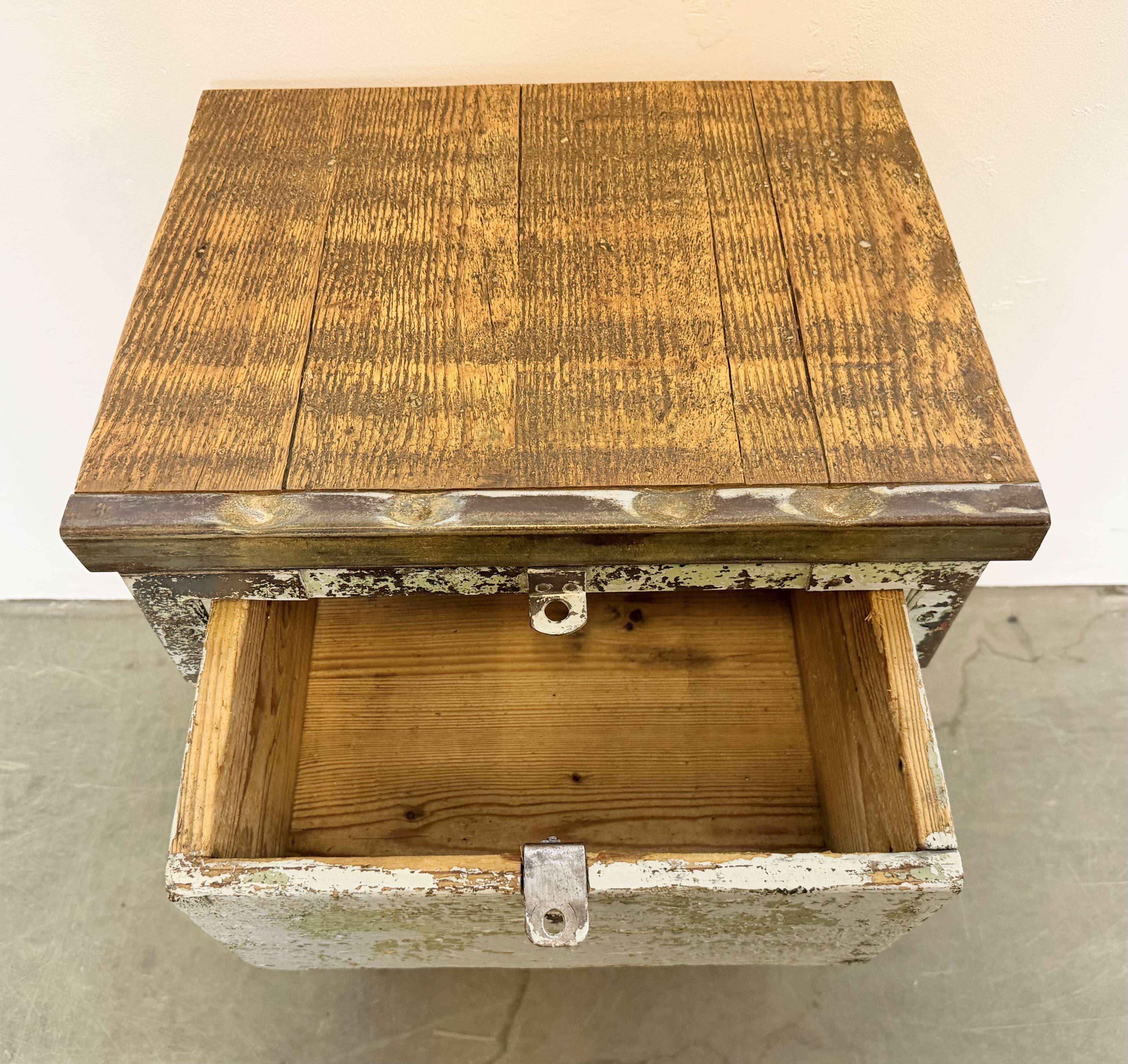 Commode en fer industriel gris, années 1950