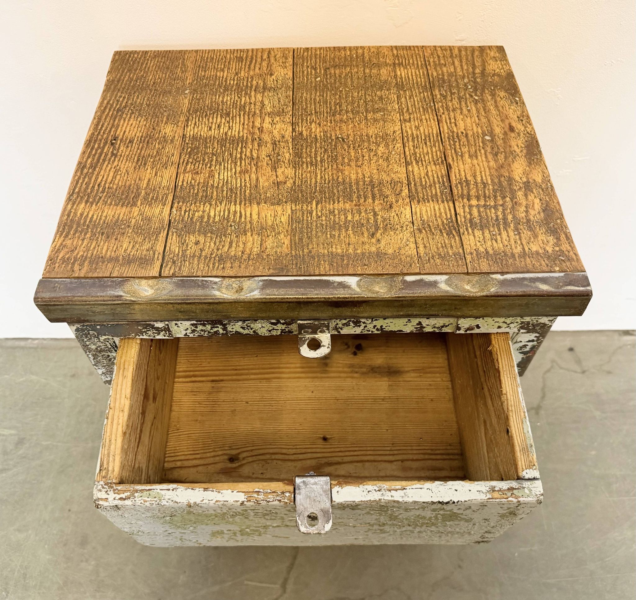 Commode en fer industriel gris, années 1950