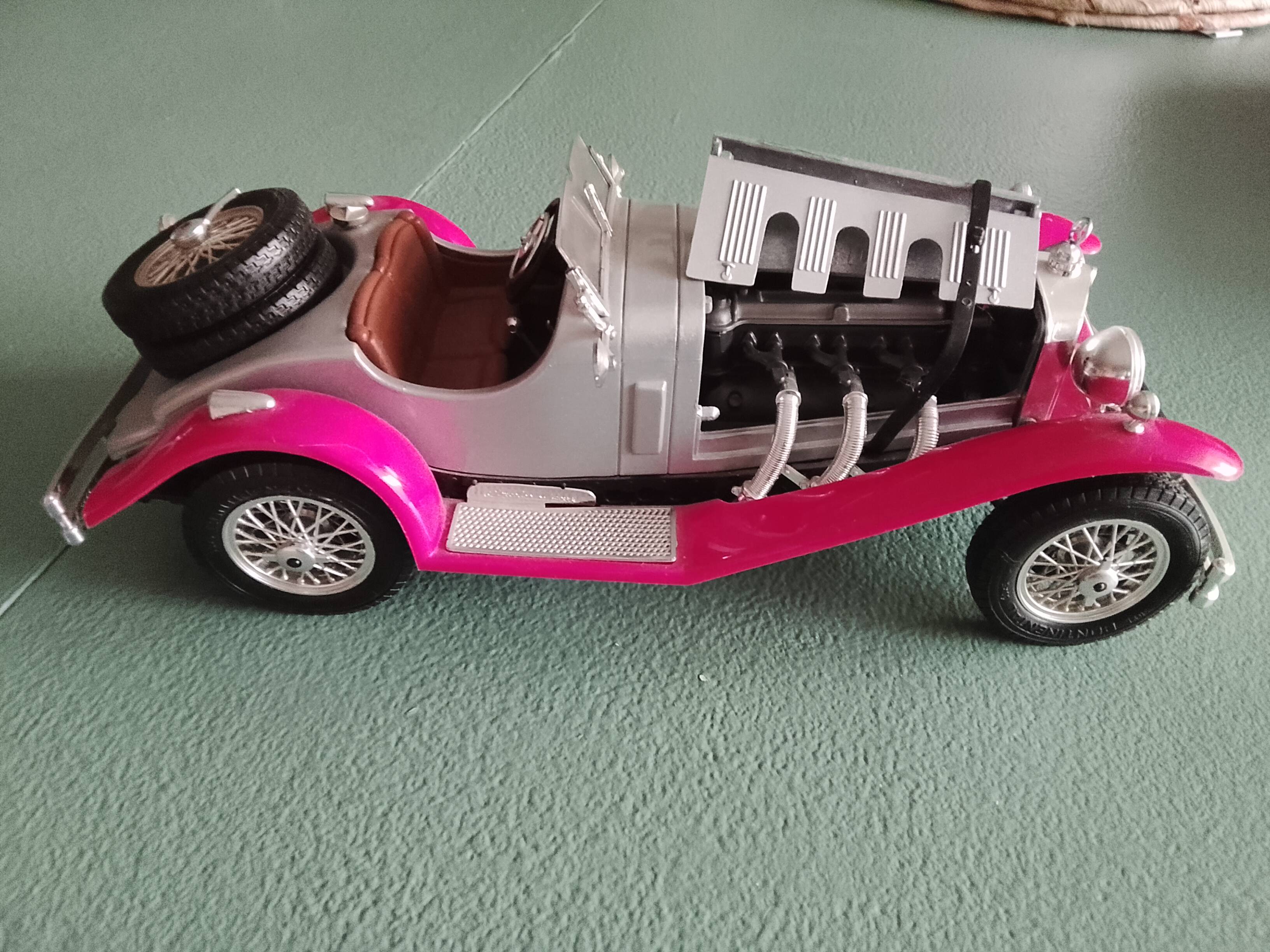 Miniature Mercedes-Benz in 1/18 scale