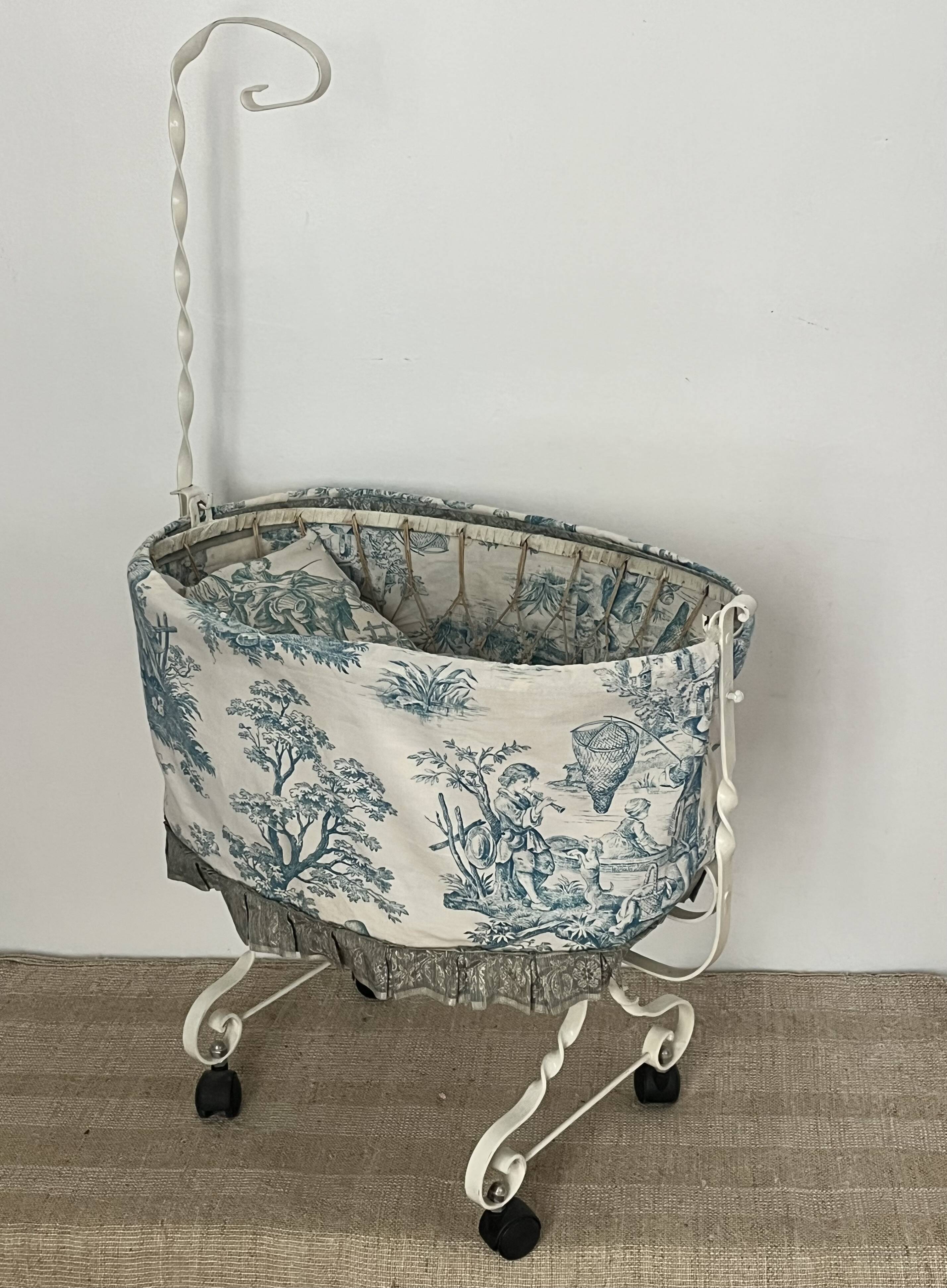 Jouet ancien, berceau de poupée, décor toile de jouy