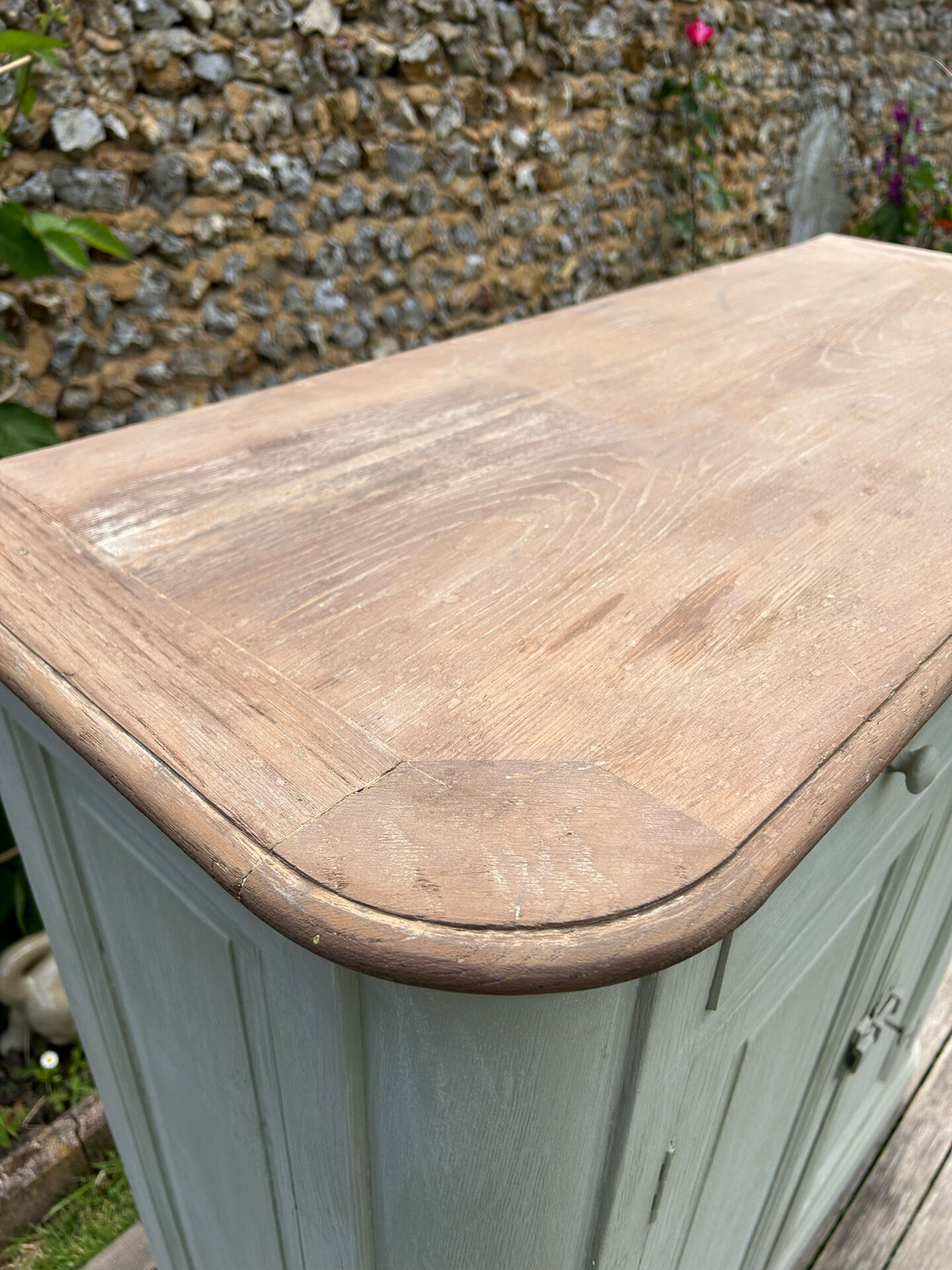 Buffet d’office sur plinthe en chêne gris mastic
