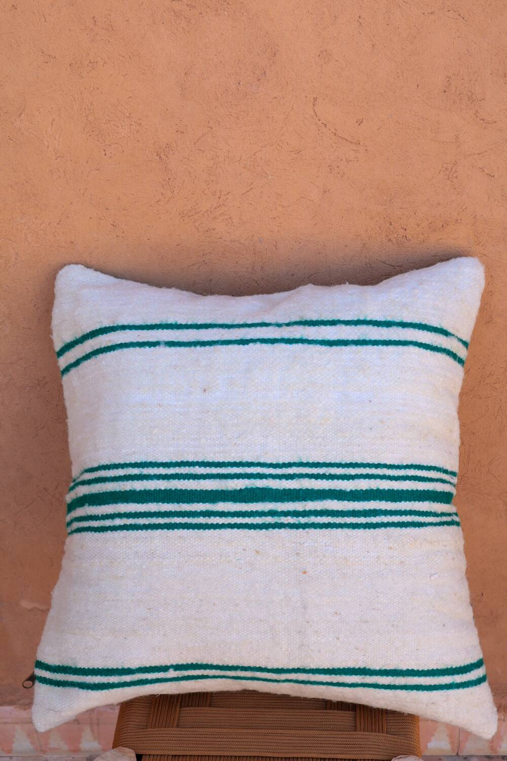 Coussin rayé blanc et vert en laine fait-main